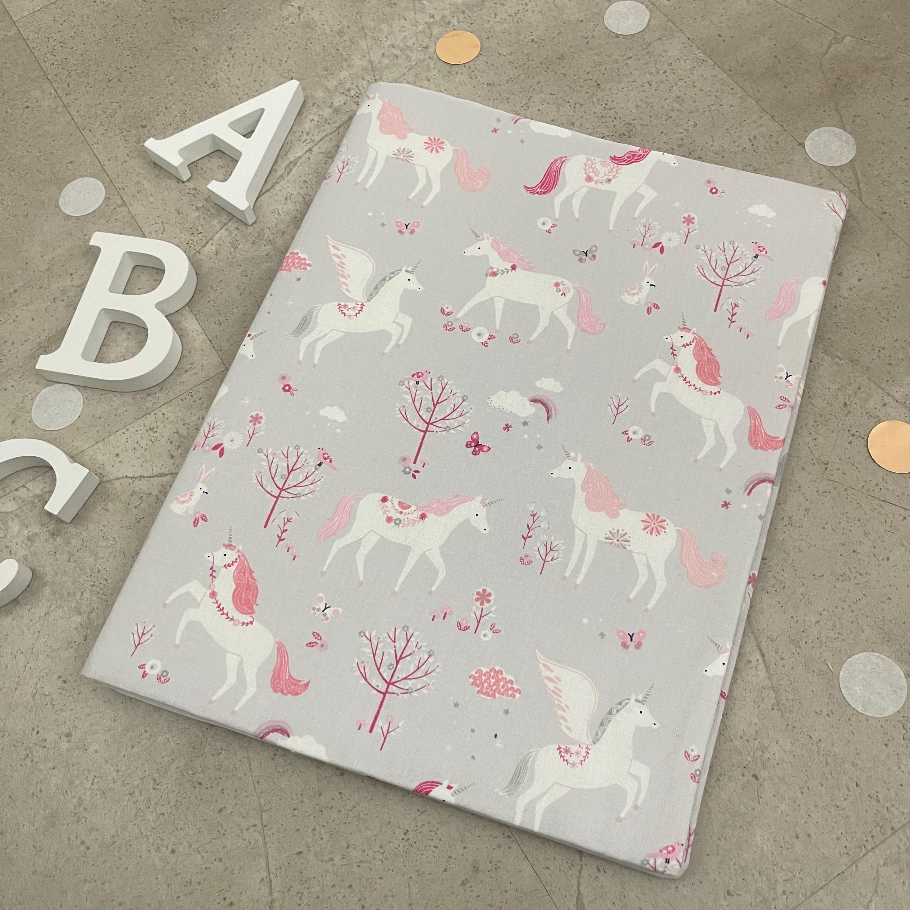 Handgefertigte Zeugnishülle aus Stoff – personalisiert & bestickt, perfektes Geschenk für Schüler - Einhorn