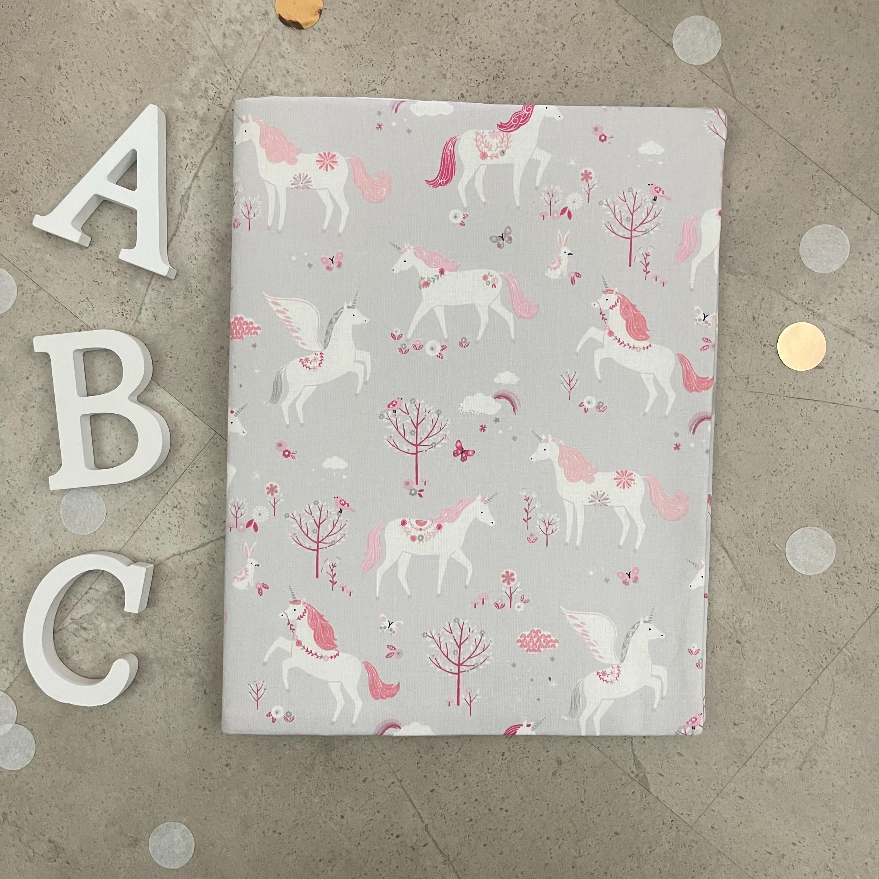 Handgefertigte Zeugnishülle aus Stoff – personalisiert & bestickt, perfektes Geschenk für Schüler - Einhorn