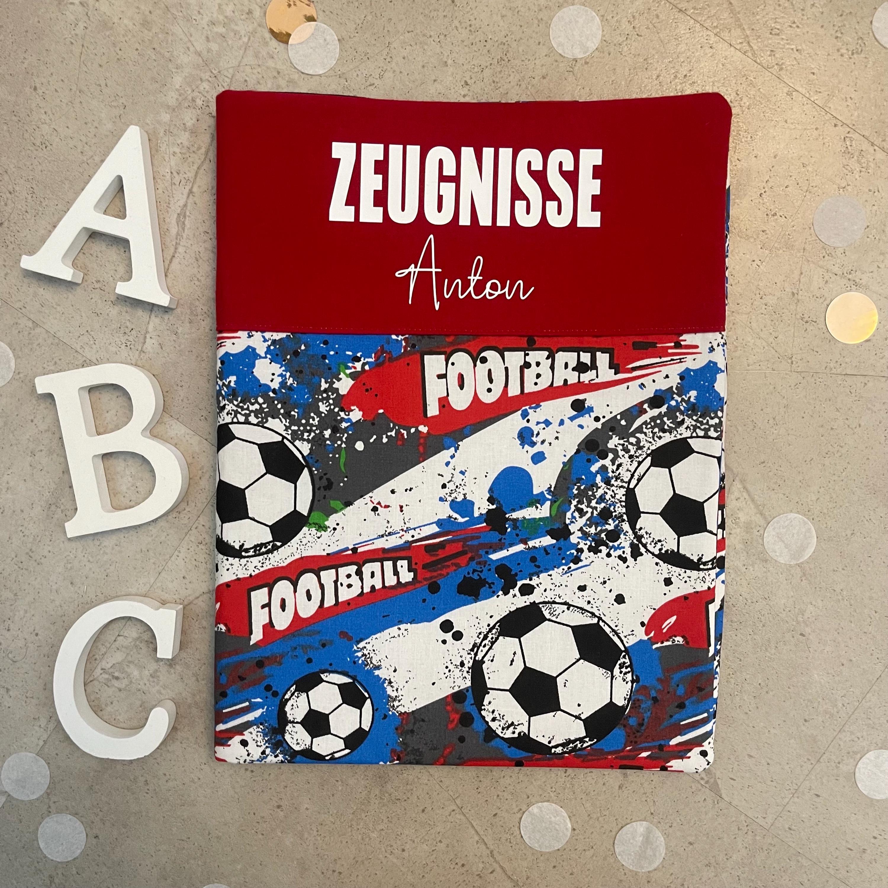 Handgefertigte Zeugnishülle aus Stoff – personalisiert & bedruckt, perfektes Geschenk für Schüler - Fußball