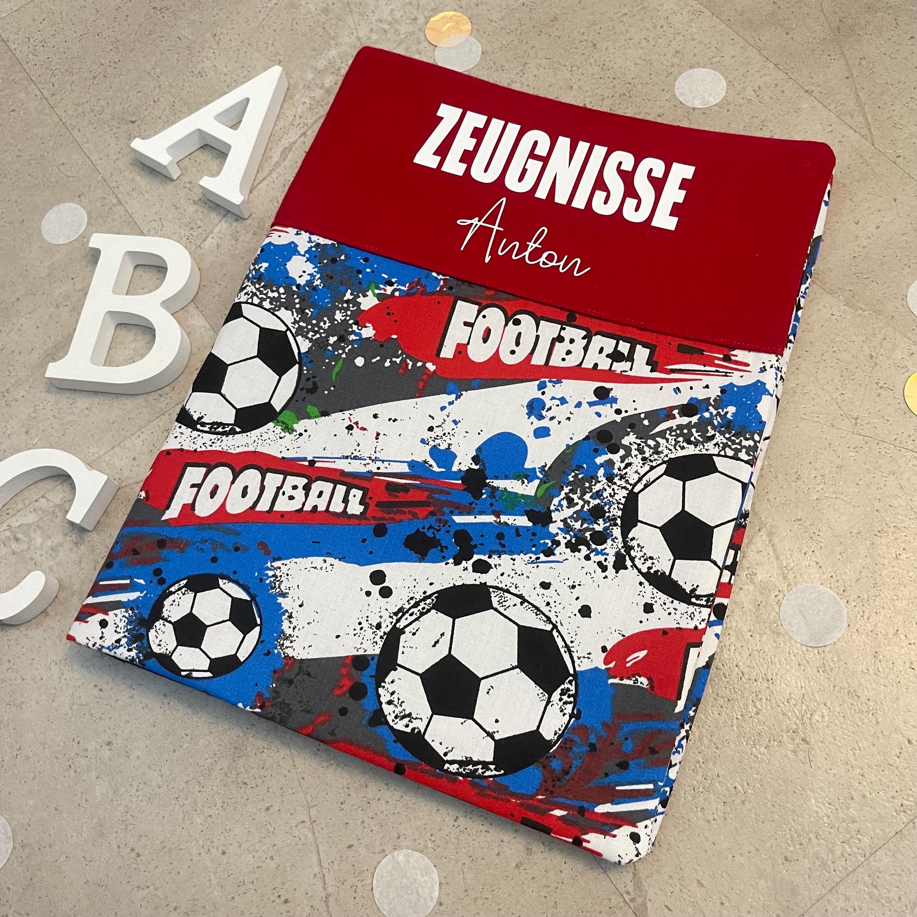 Handgefertigte Zeugnishülle aus Stoff – personalisiert & bedruckt, perfektes Geschenk für Schüler - Fußball