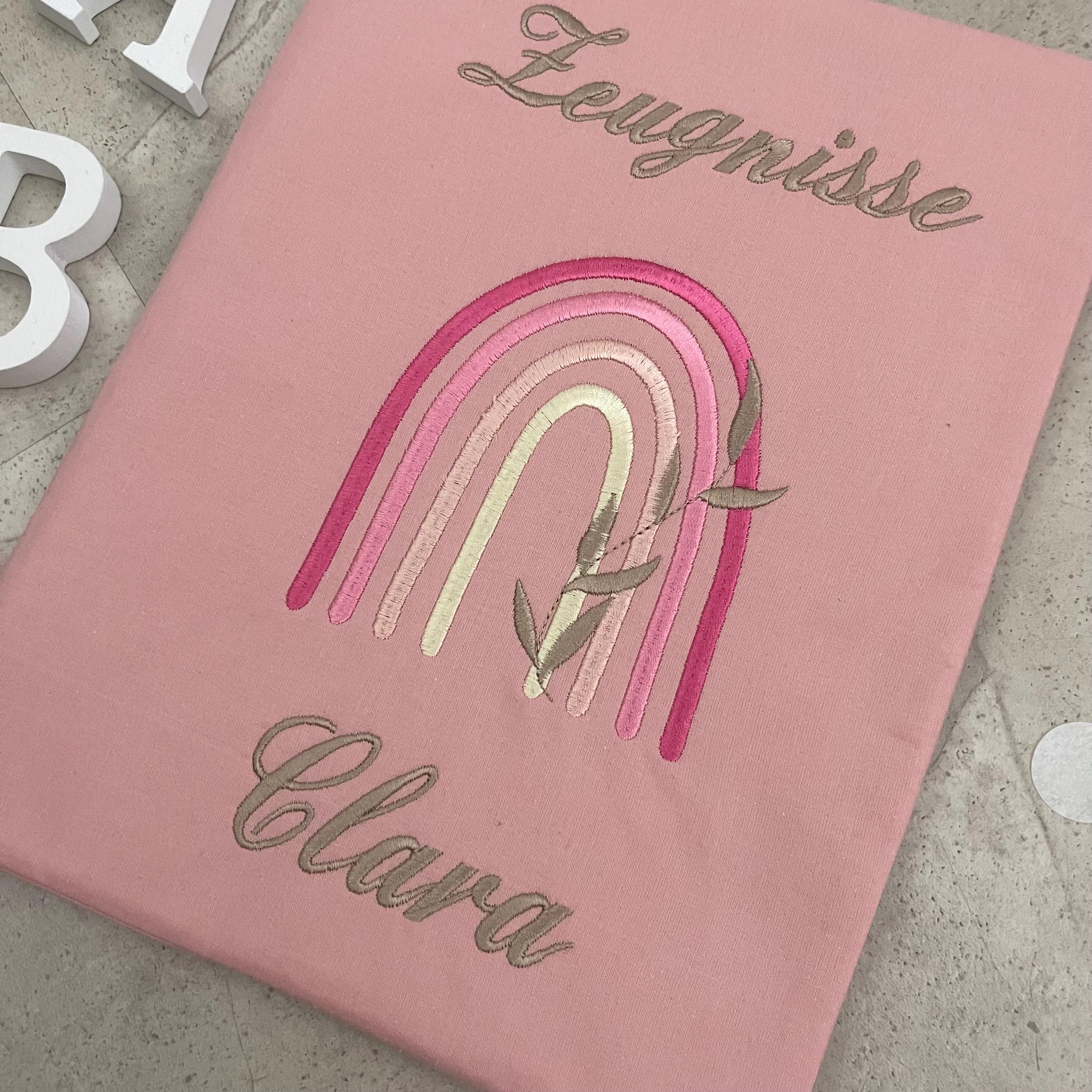Handgefertigte Zeugnishülle aus Stoff – personalisiert & bestickt, perfektes Geschenk für Schüler - Regenbogen