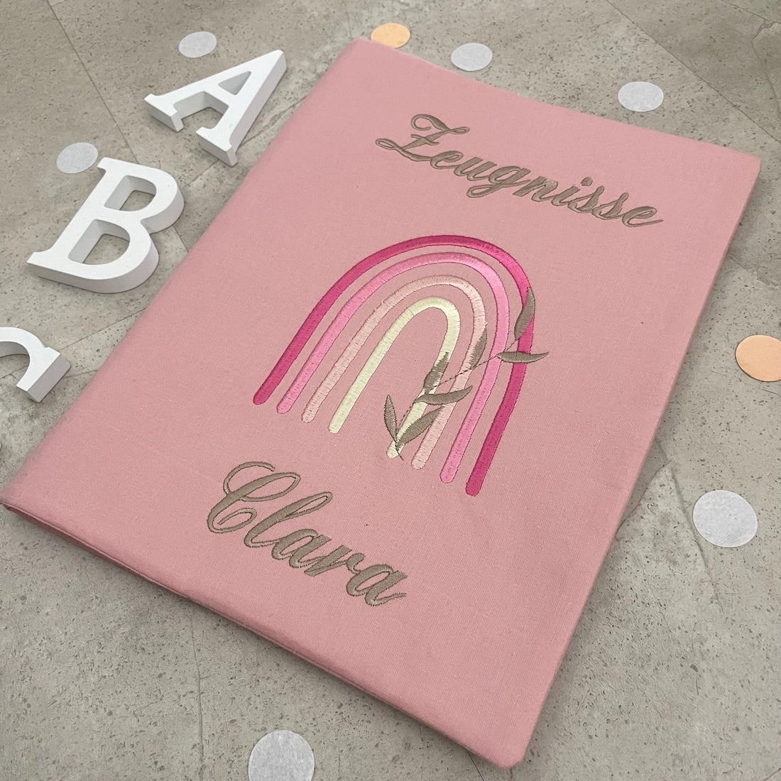 Handgefertigte Zeugnishülle aus Stoff – personalisiert & bestickt, perfektes Geschenk für Schüler - Regenbogen