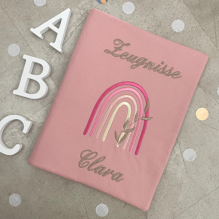 Handgefertigte Zeugnishülle aus Stoff – personalisiert & bestickt, perfektes Geschenk für Schüler - Regenbogen