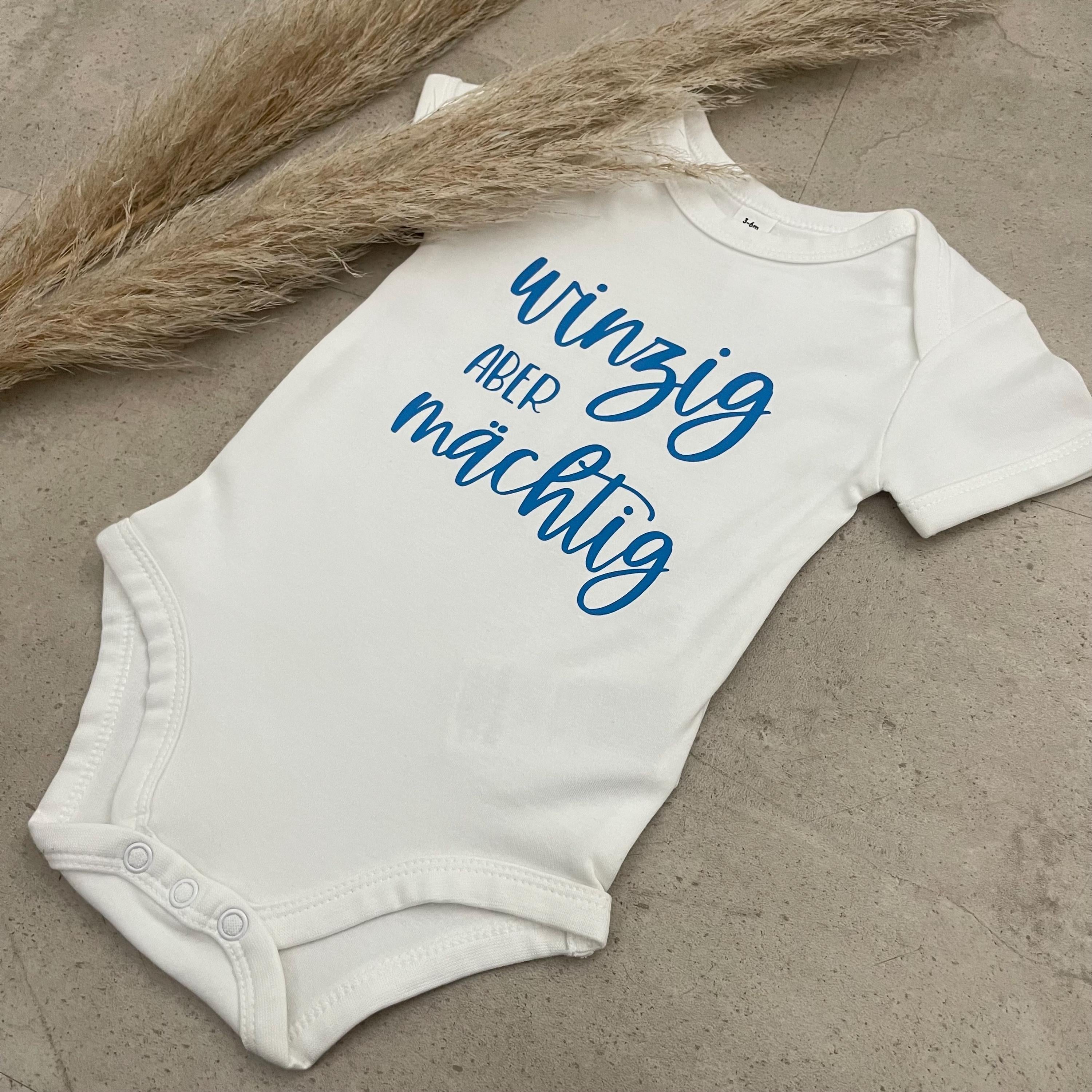 Babybody kurzarm - Winzig aber mächtig | Schwangerschaft | Baby | Geburt | Babygeschenk | Geburtsgeschenk | Newborn