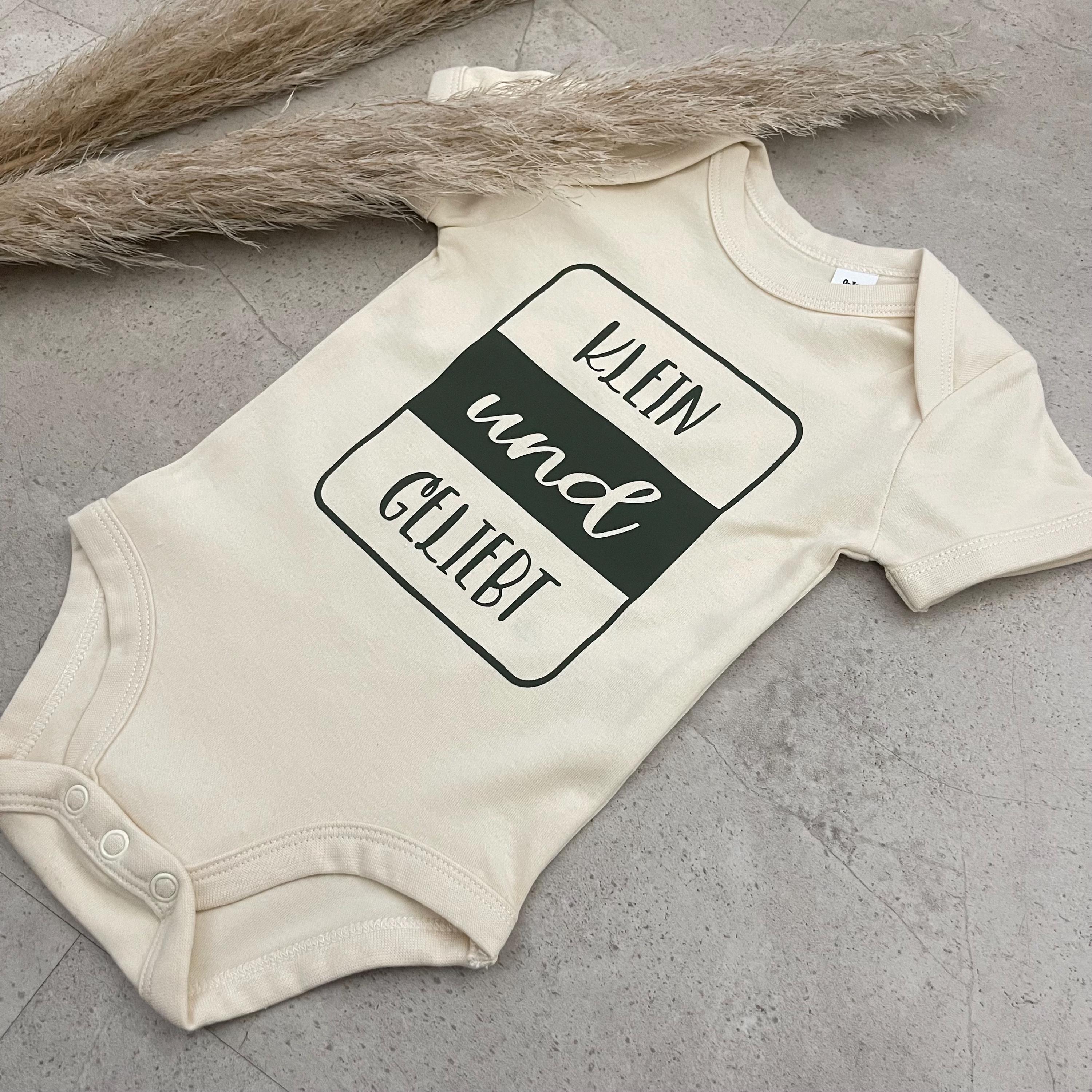 Babybody kurzarm - Klein und Geliebt | Schwangerschaft | Baby | Geburt | Babygeschenk | Geburtsgeschenk | Newborn