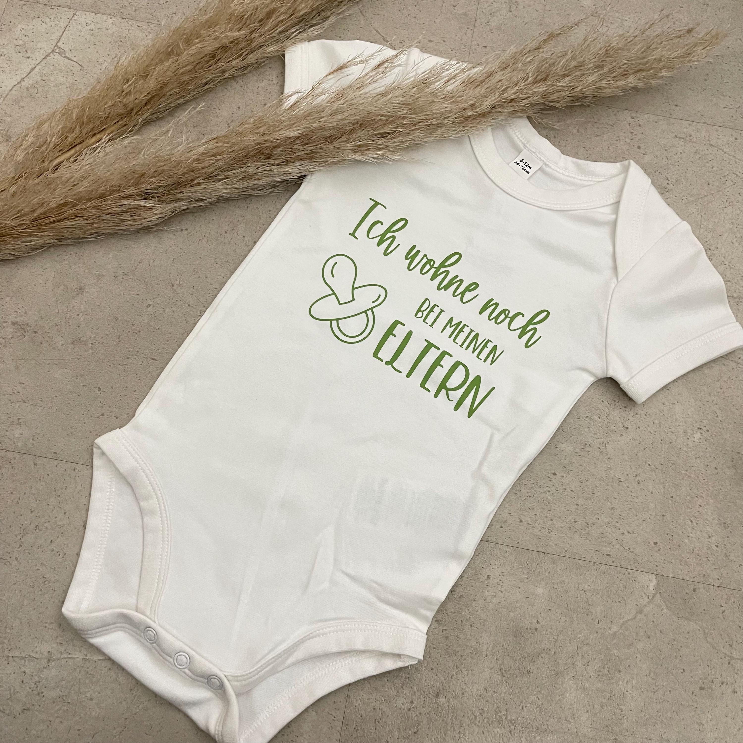 Babybody kurzarm - Ich wohne noch bei meinen Eltern | Schwangerschaft | Baby | Geburt | Babygeschenk | Geburtsgeschenk | Newborn