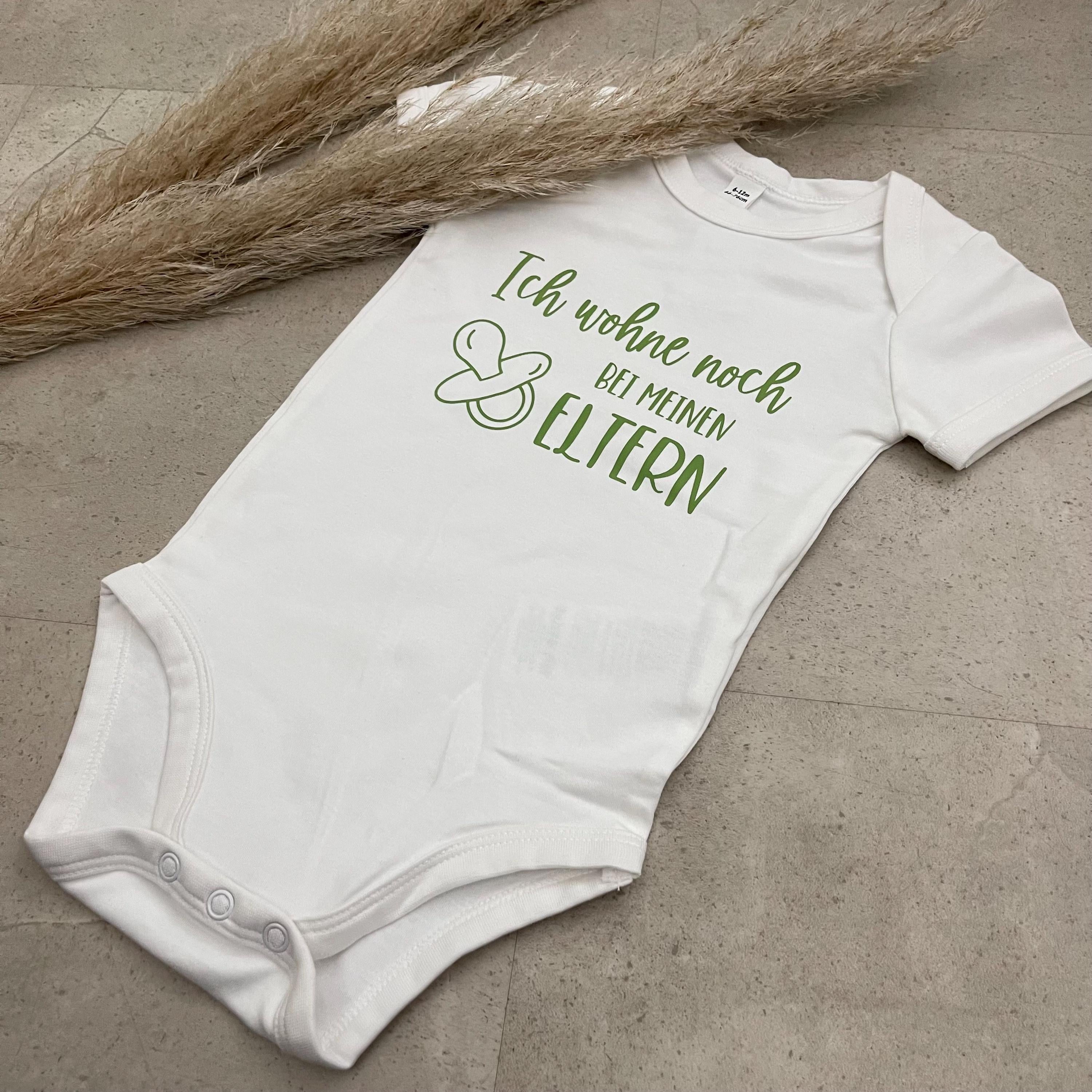 Babybody kurzarm - Ich wohne noch bei meinen Eltern | Schwangerschaft | Baby | Geburt | Babygeschenk | Geburtsgeschenk | Newborn