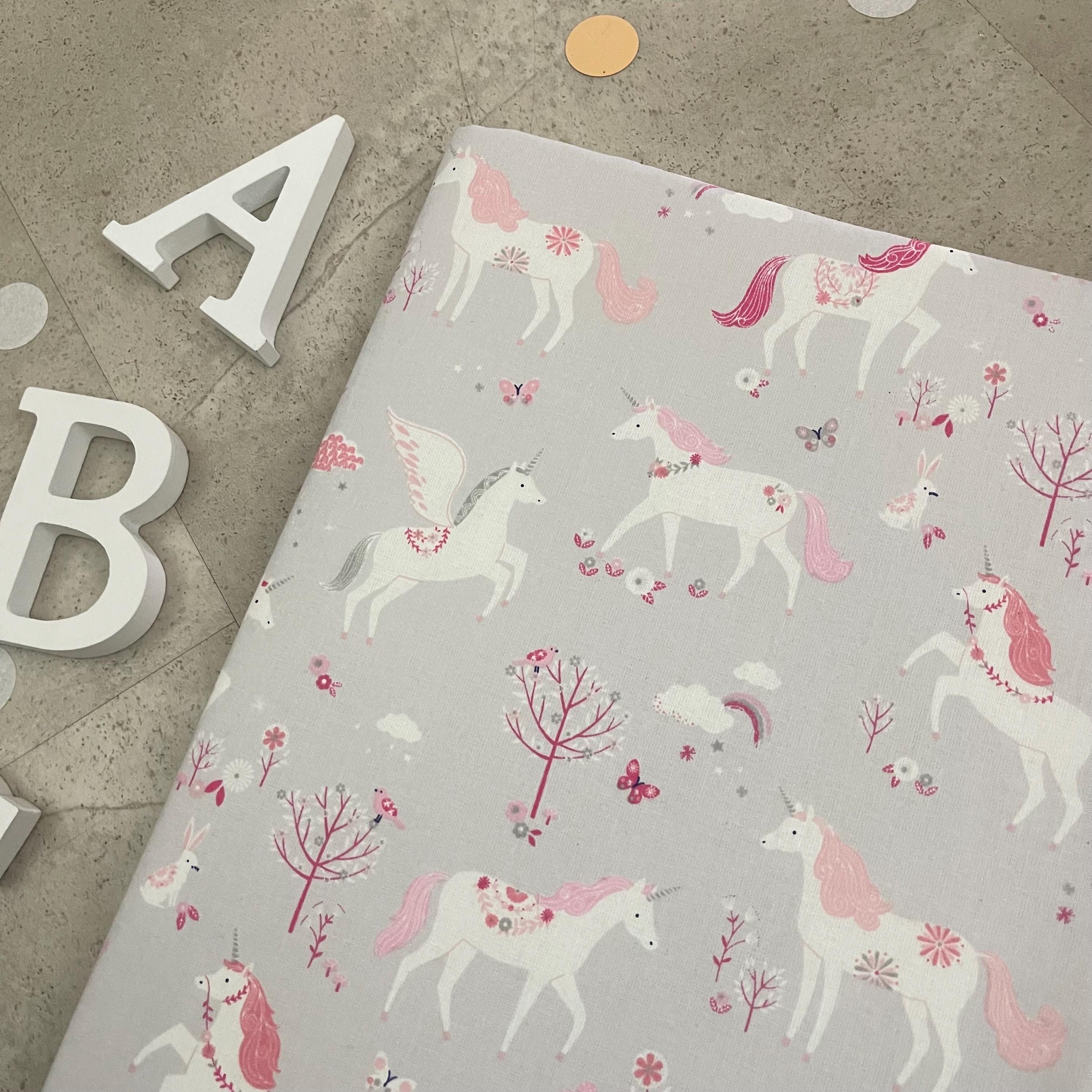 Handgefertigte Zeugnishülle aus Stoff – personalisiert & bestickt, perfektes Geschenk für Schüler - Einhorn