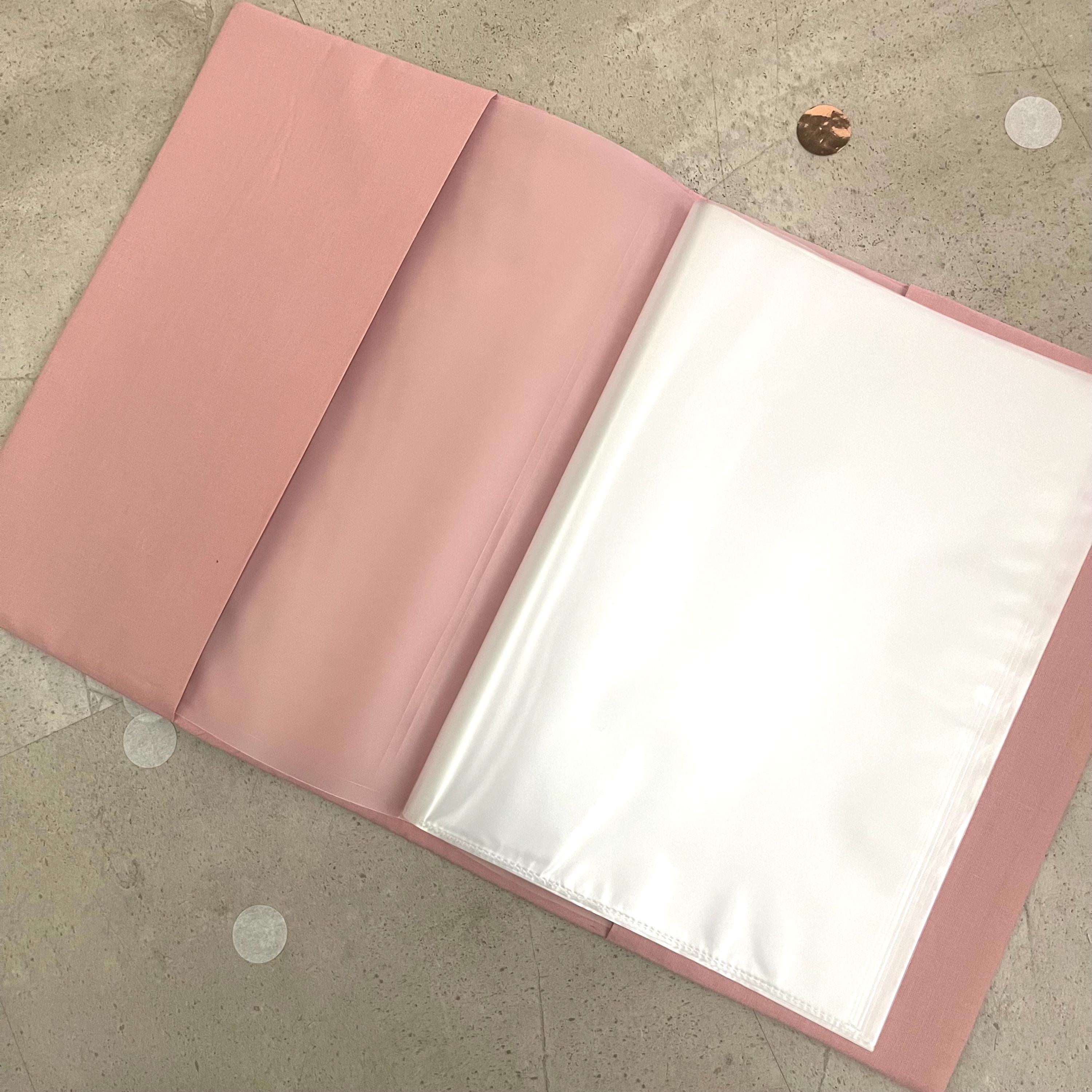 Handgefertigte Zeugnishülle aus Stoff – personalisiert & bestickt, perfektes Geschenk für Schüler - Regenbogen