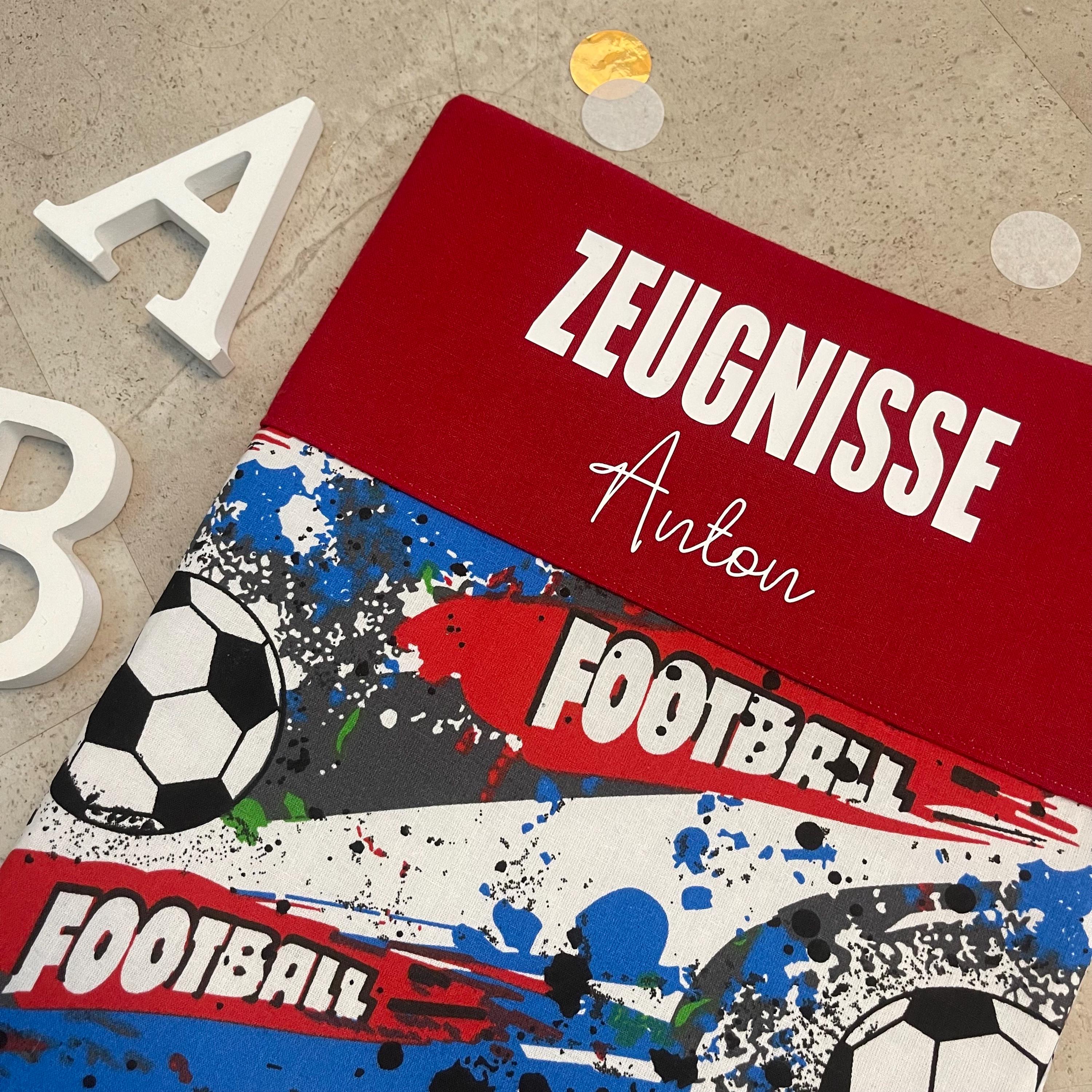 Handgefertigte Zeugnishülle aus Stoff – personalisiert & bedruckt, perfektes Geschenk für Schüler - Fußball