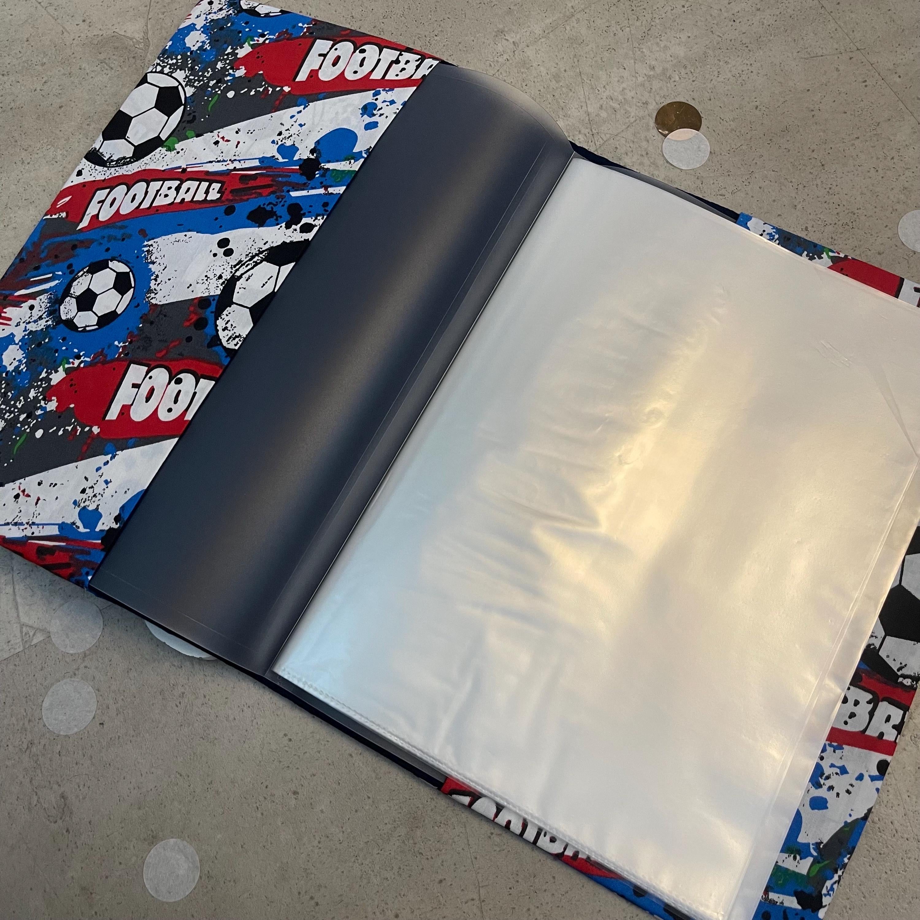 Handgefertigte Zeugnishülle aus Stoff – personalisiert & bedruckt, perfektes Geschenk für Schüler - Fußball