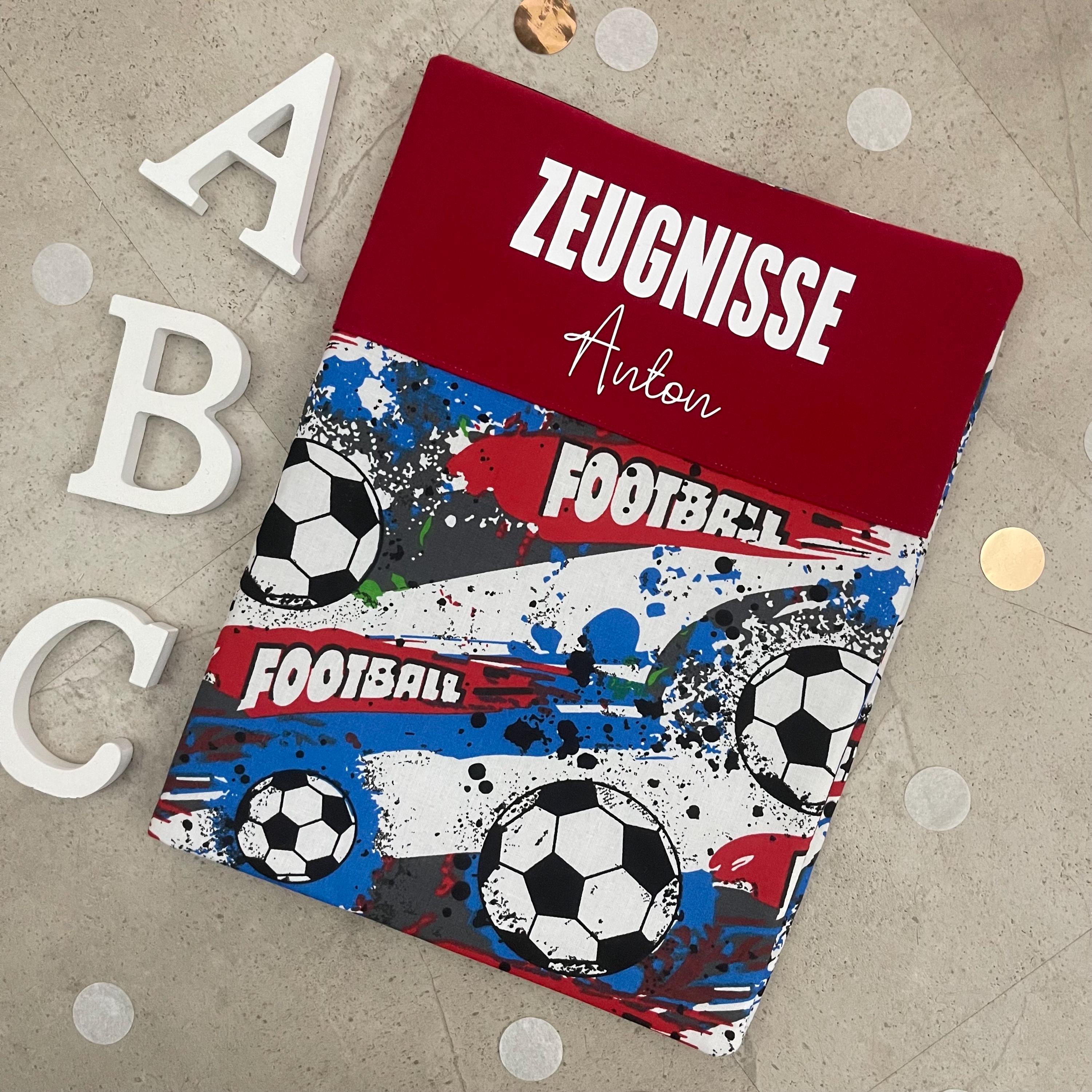 Handgefertigte Zeugnishülle aus Stoff – personalisiert & bedruckt, perfektes Geschenk für Schüler - Fußball