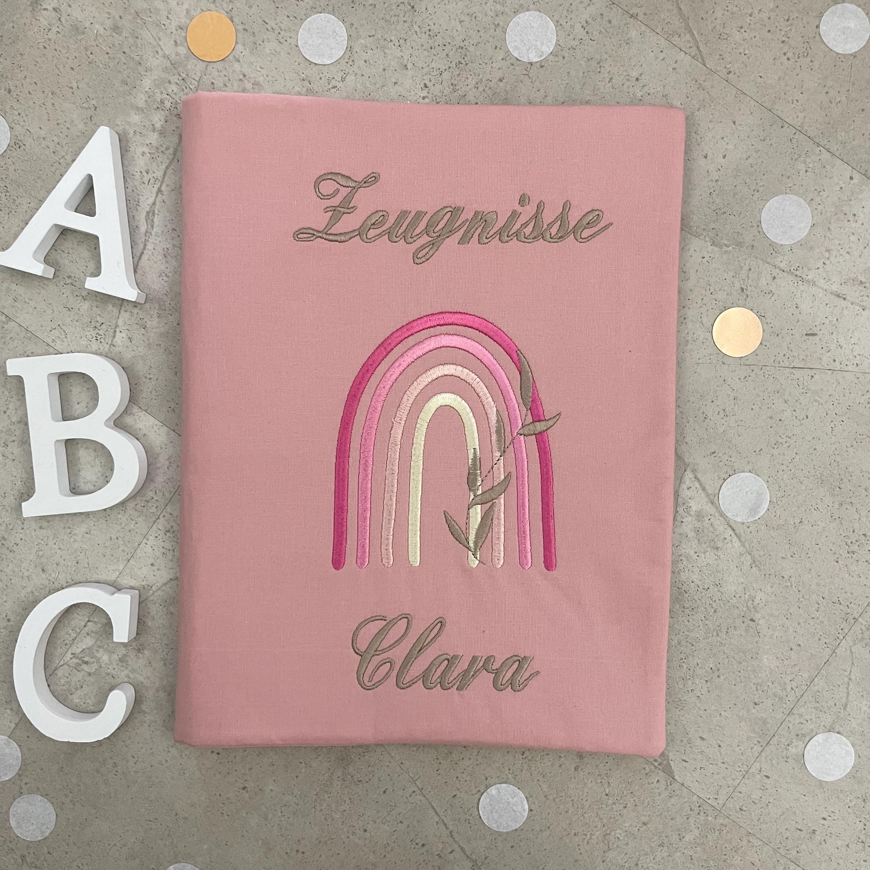 Handgefertigte Zeugnishülle aus Stoff – personalisiert & bestickt, perfektes Geschenk für Schüler - Regenbogen