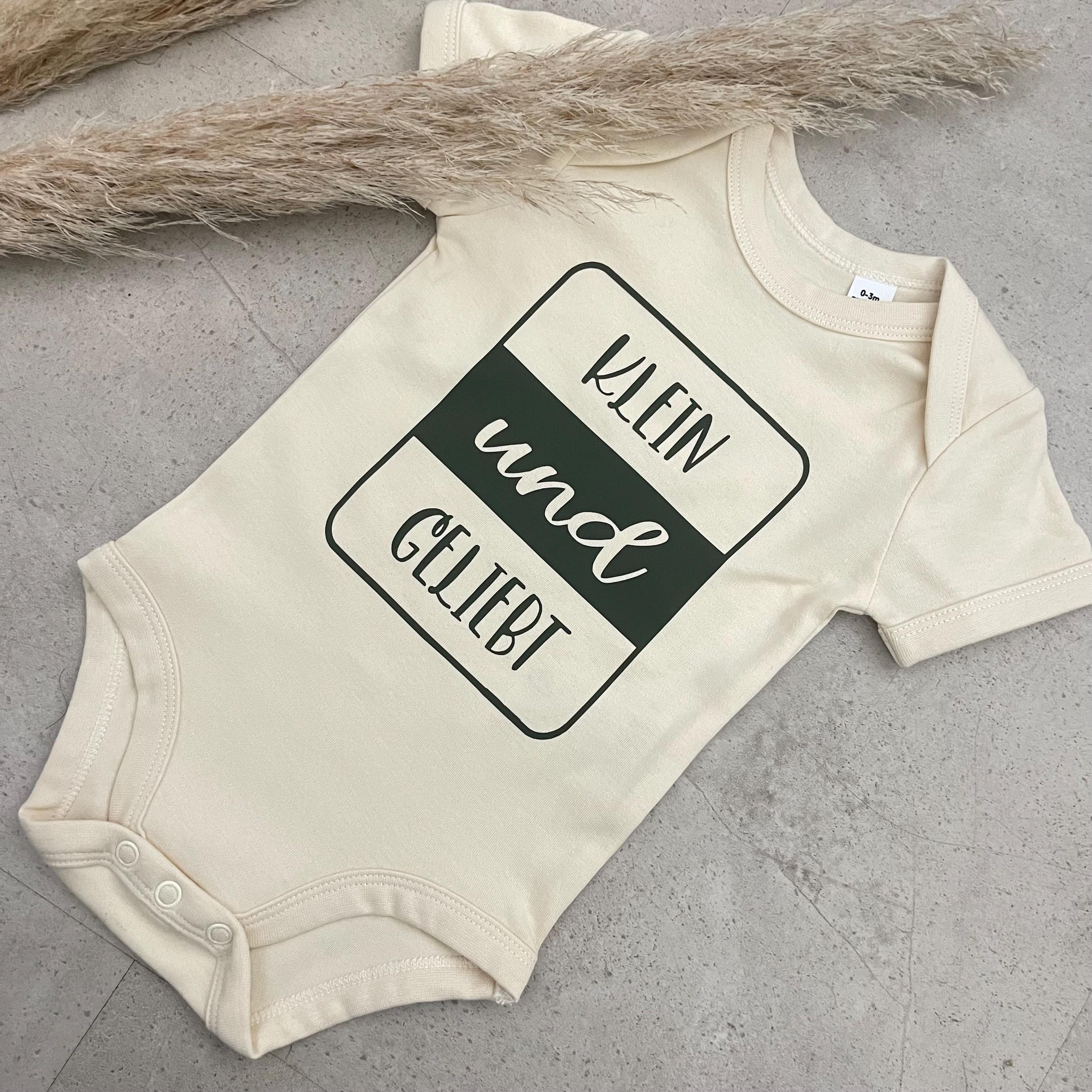 Babybody kurzarm - Klein und Geliebt | Schwangerschaft | Baby | Geburt | Babygeschenk | Geburtsgeschenk | Newborn