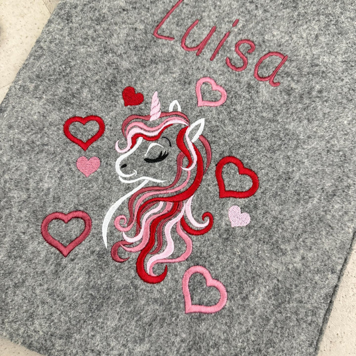 Handgefertigte Zeugnishülle aus Filz – personalisiert & bestickt, perfektes Geschenk für Schüler - Einhorn Rot