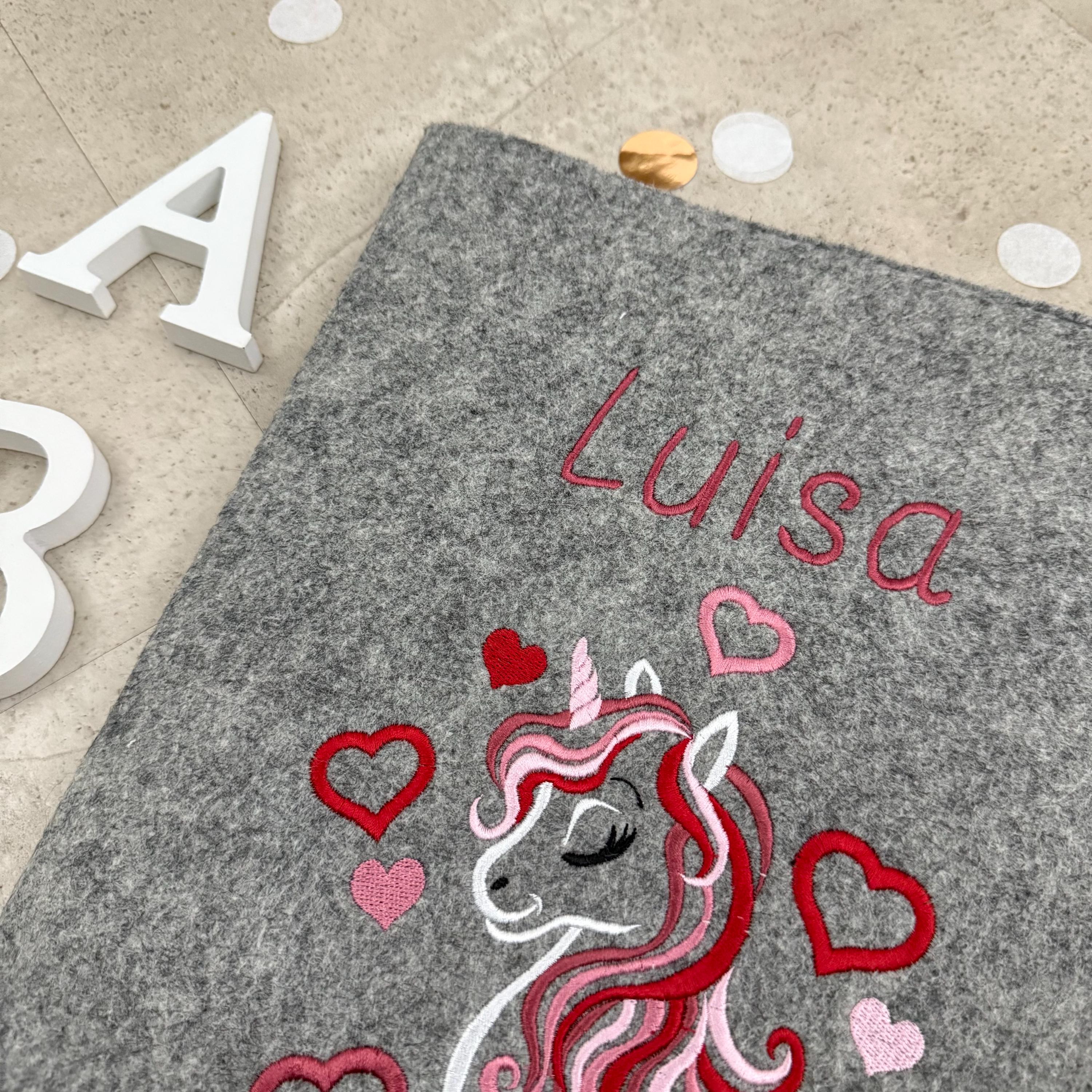Handgefertigte Zeugnishülle aus Filz – personalisiert & bestickt, perfektes Geschenk für Schüler - Einhorn Rot
