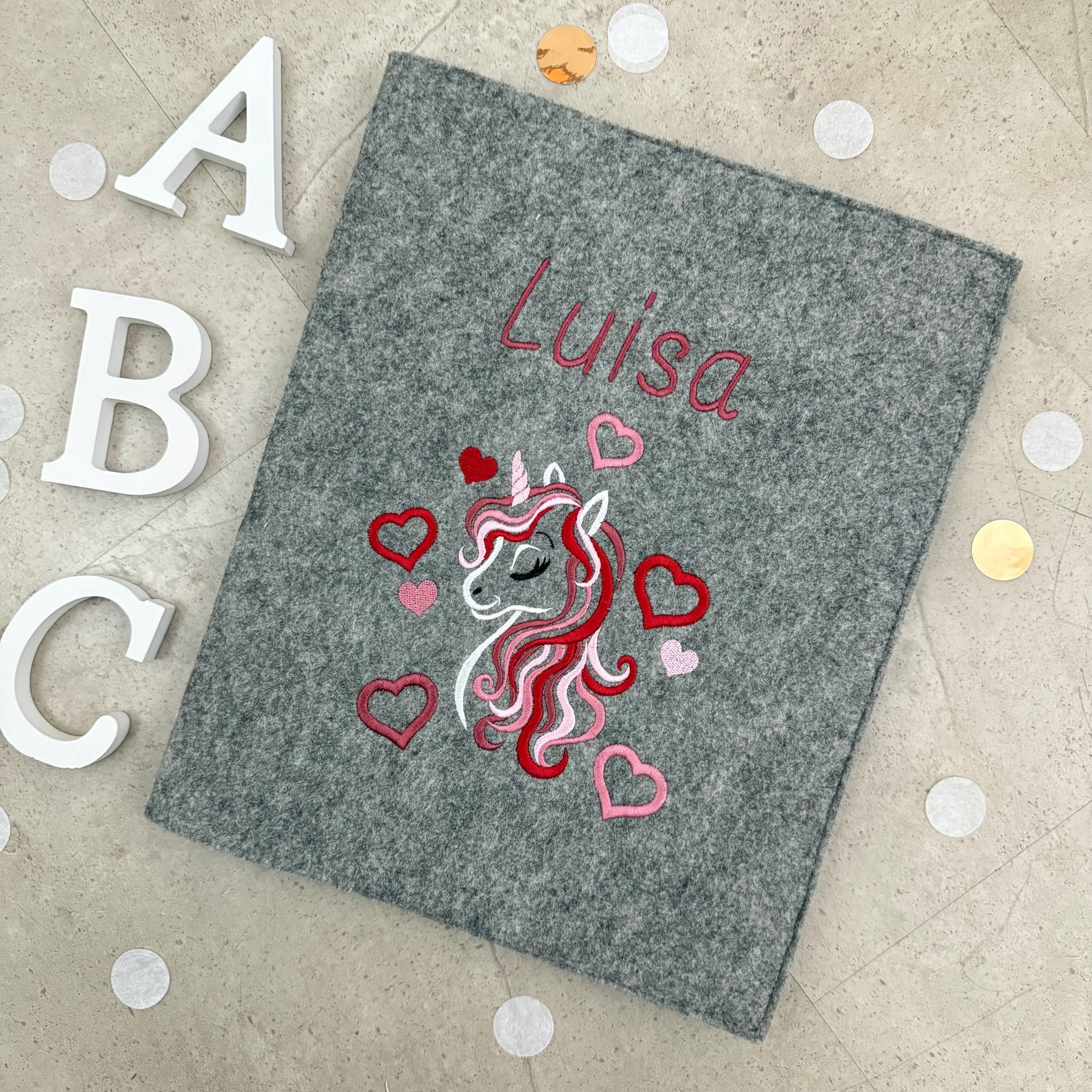 Handgefertigte Zeugnishülle aus Filz – personalisiert & bestickt, perfektes Geschenk für Schüler - Einhorn Rot