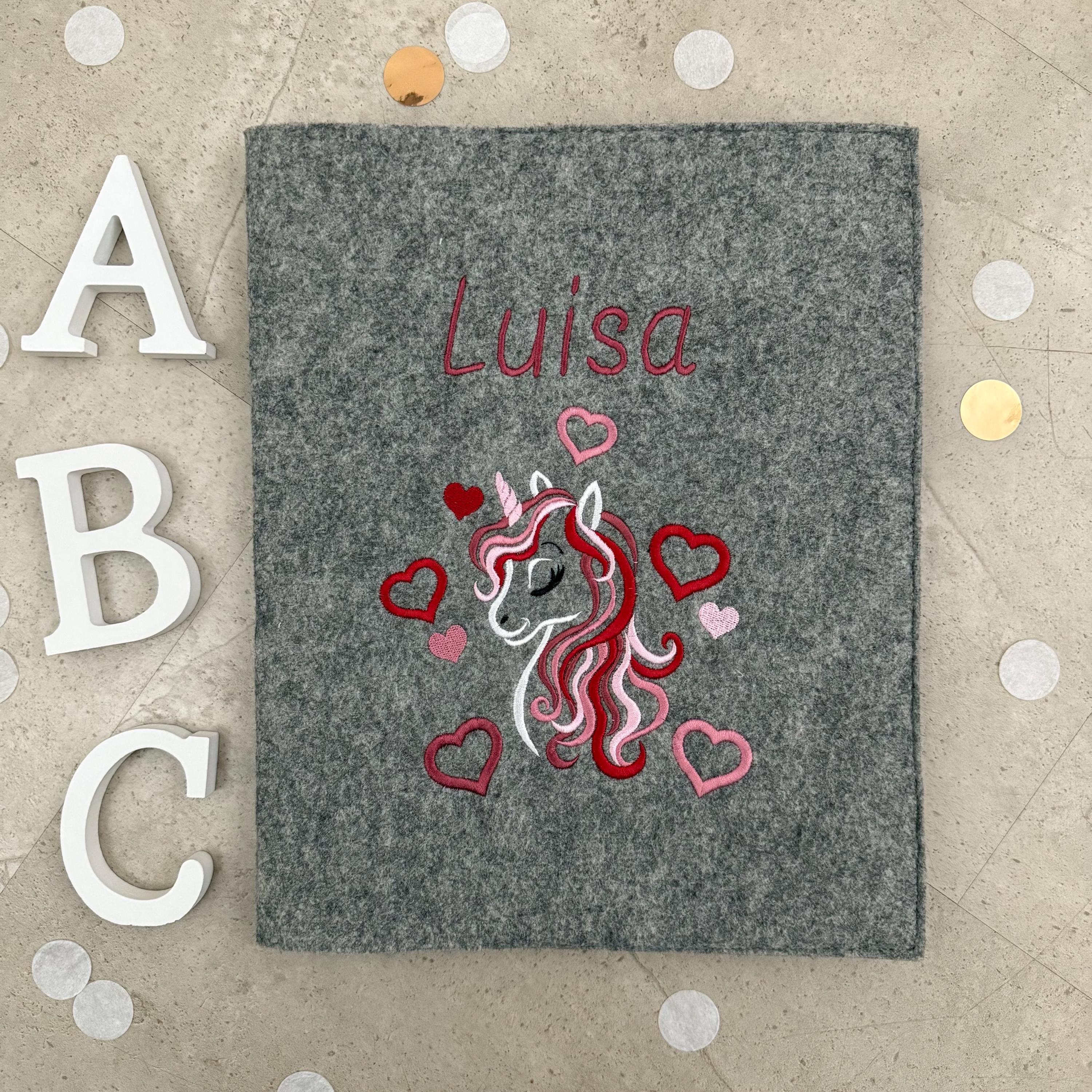 Handgefertigte Zeugnishülle aus Filz – personalisiert & bestickt, perfektes Geschenk für Schüler - Einhorn Rot