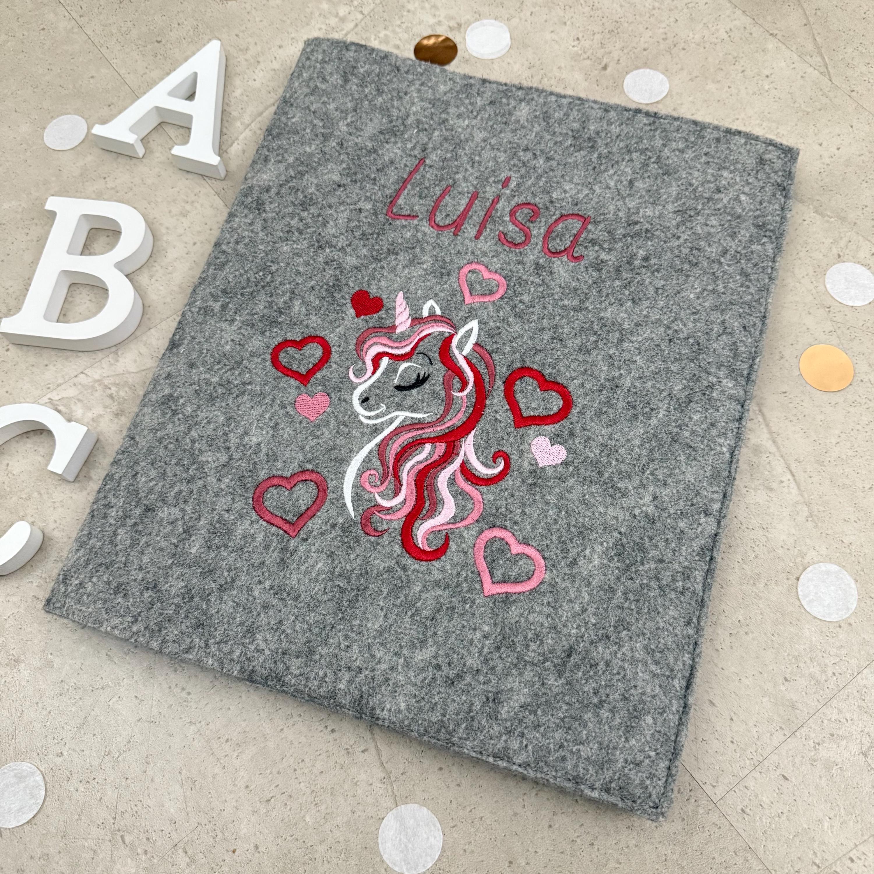 Handgefertigte Zeugnishülle aus Filz – personalisiert & bestickt, perfektes Geschenk für Schüler - Einhorn Rot