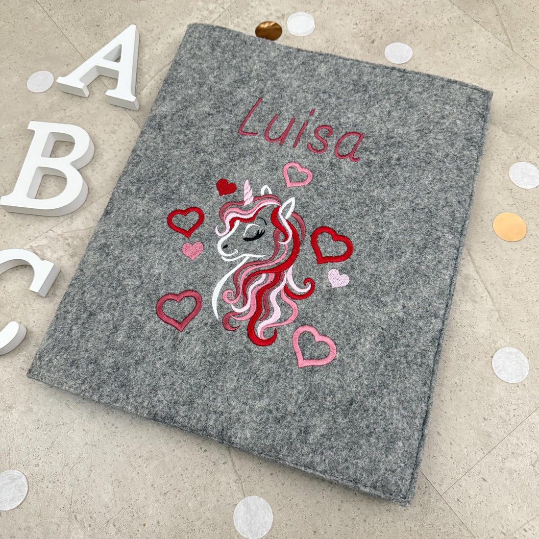 Handgefertigte Zeugnishülle aus Filz – personalisiert & bestickt, perfektes Geschenk für Schüler - Einhorn Rot