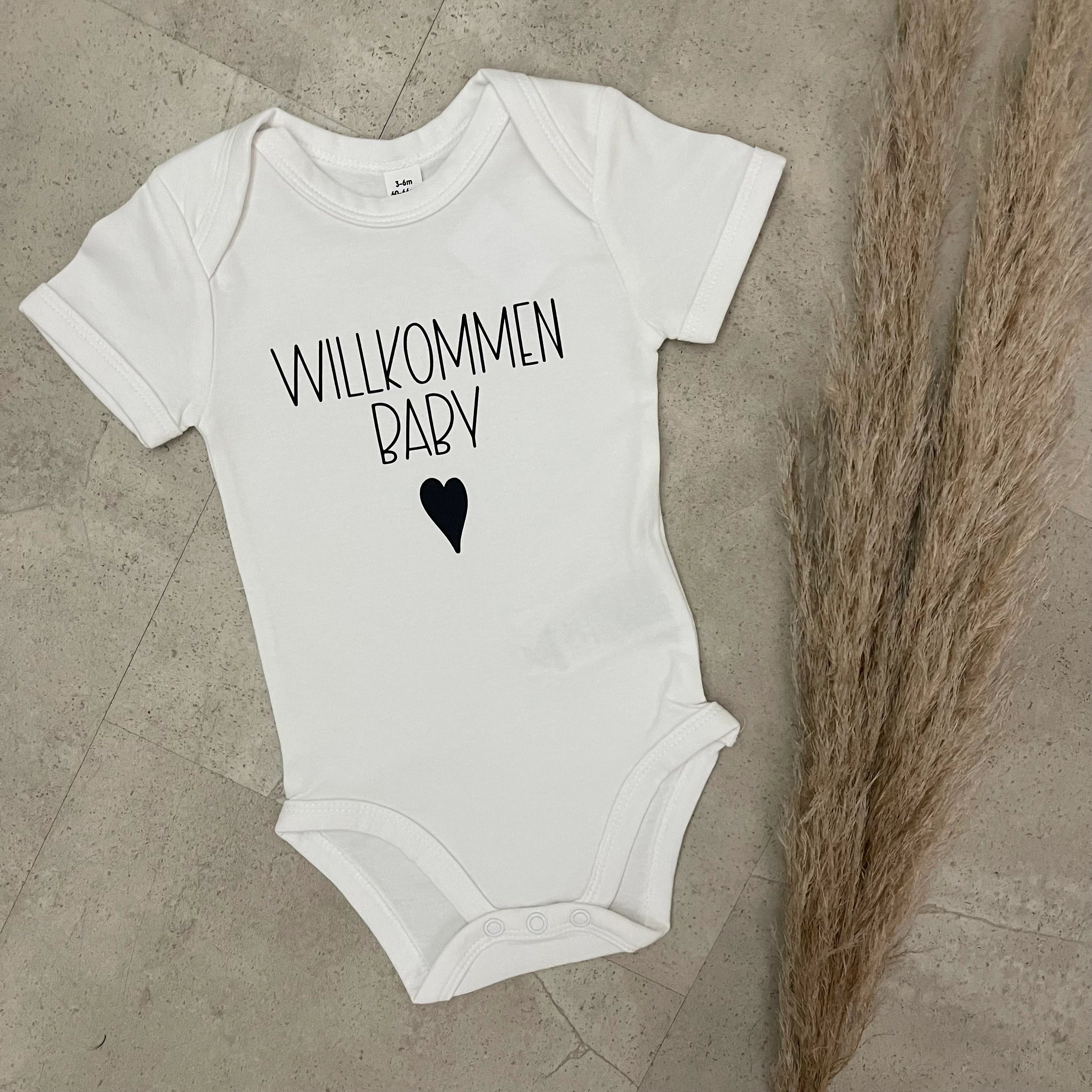 Babybody kurzarm - Willkommen Baby | Schwangerschaft | Baby | Geburt | Babygeschenk | Geburtsgeschenk | Newborn