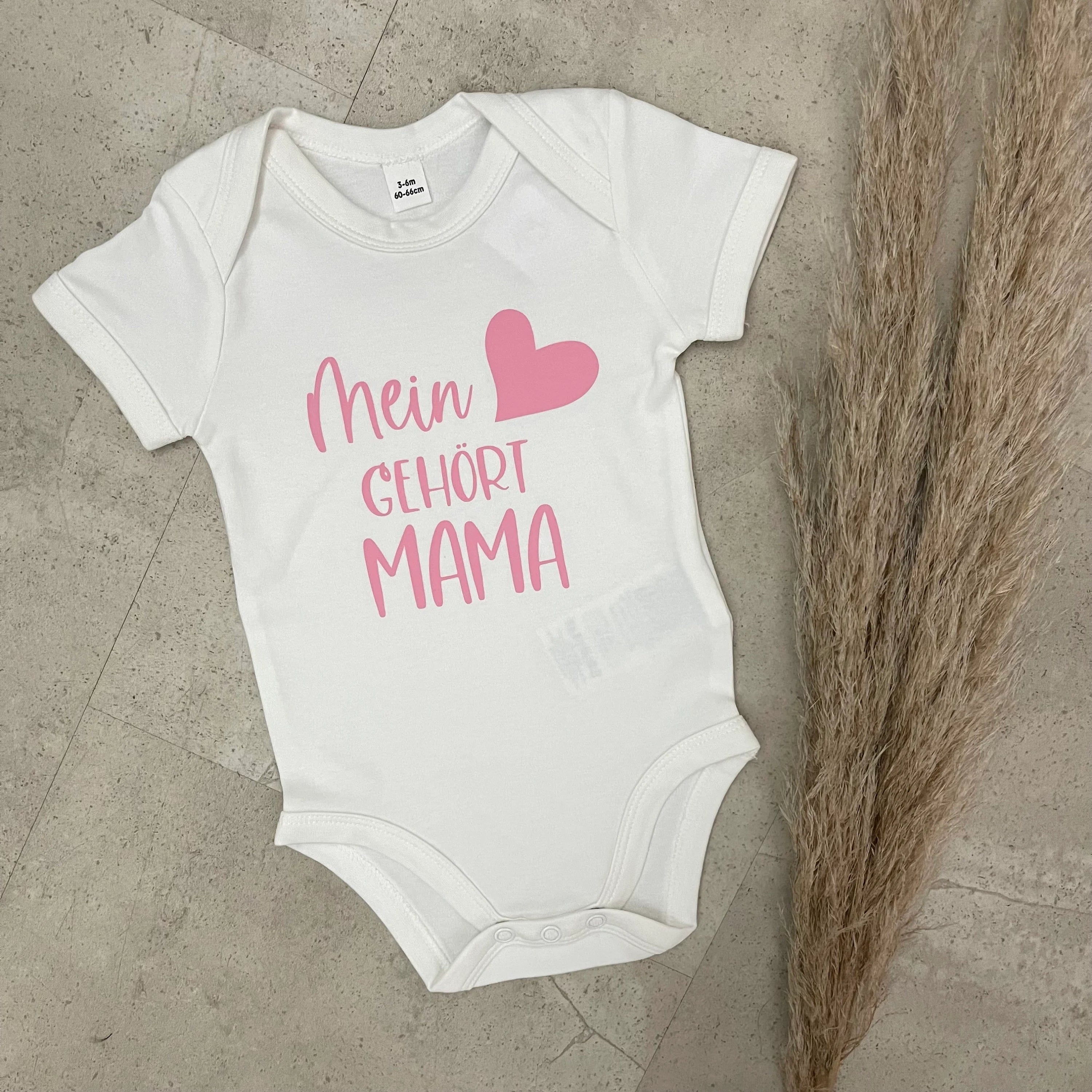 Babybody kurzarm - Mein Herz gehört Mama | Schwangerschaft | Baby | Geburt | Babygeschenk | Geburtsgeschenk | Newborn