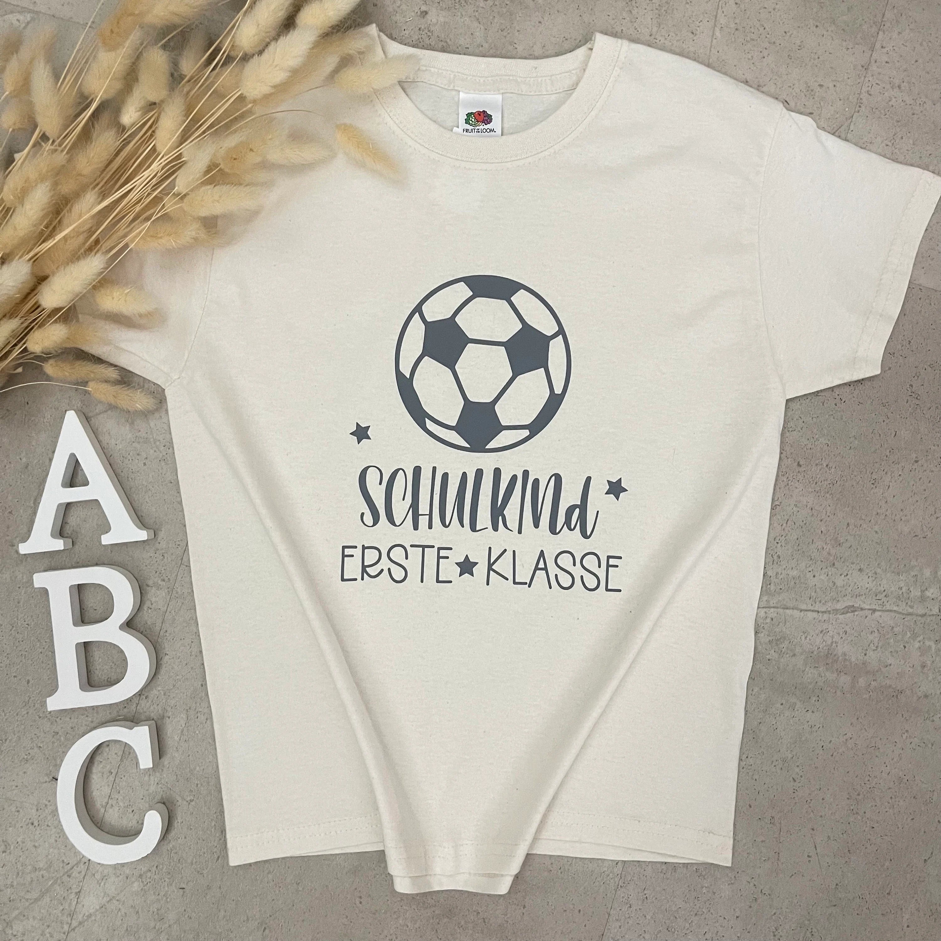 Kinder T-Shirt, Schulkind mit Namen, personalisiert, Einschulung, Schulanfang - Erste Klasse Fussball