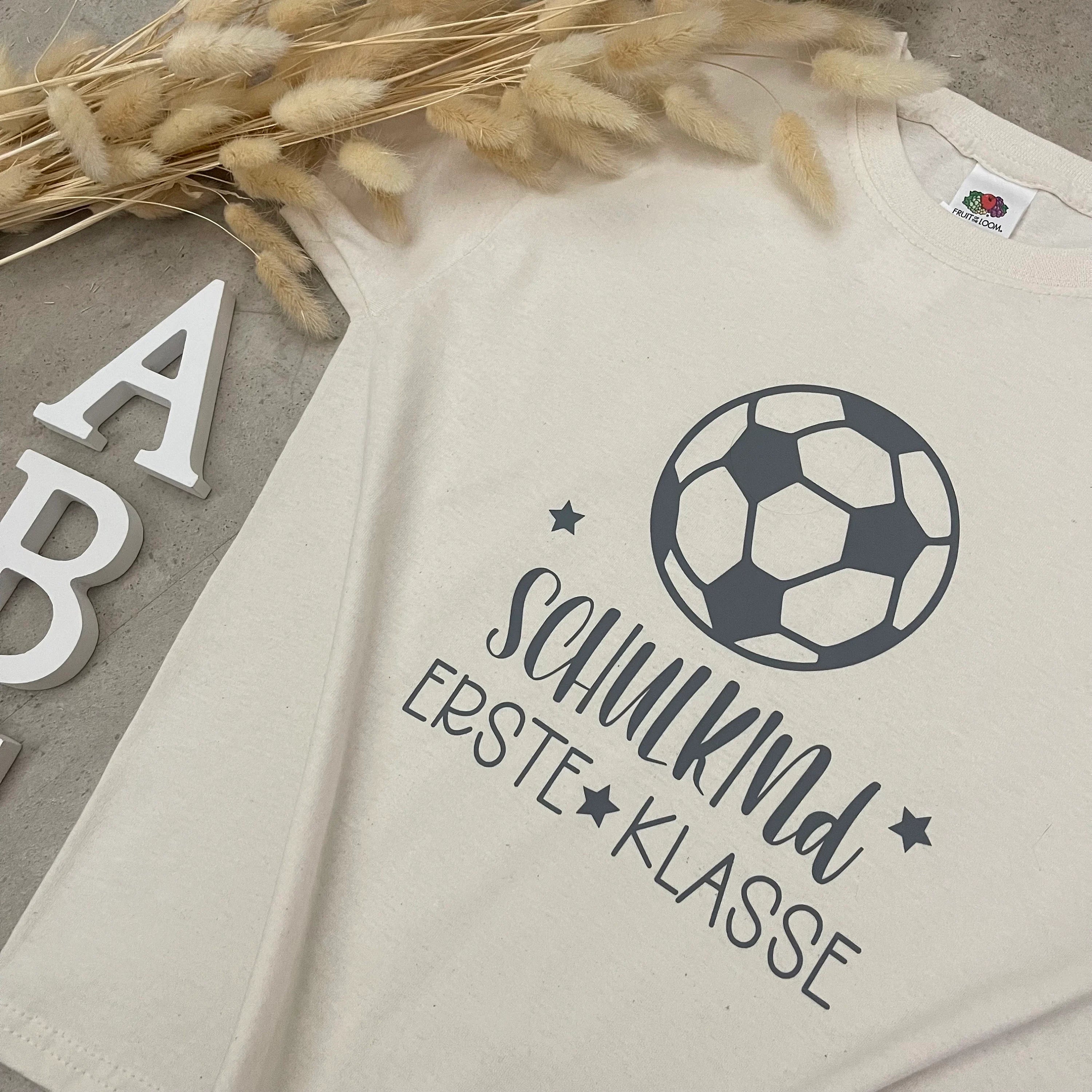 Kinder T-Shirt, Schulkind mit Namen, personalisiert, Einschulung, Schulanfang - Erste Klasse Fussball