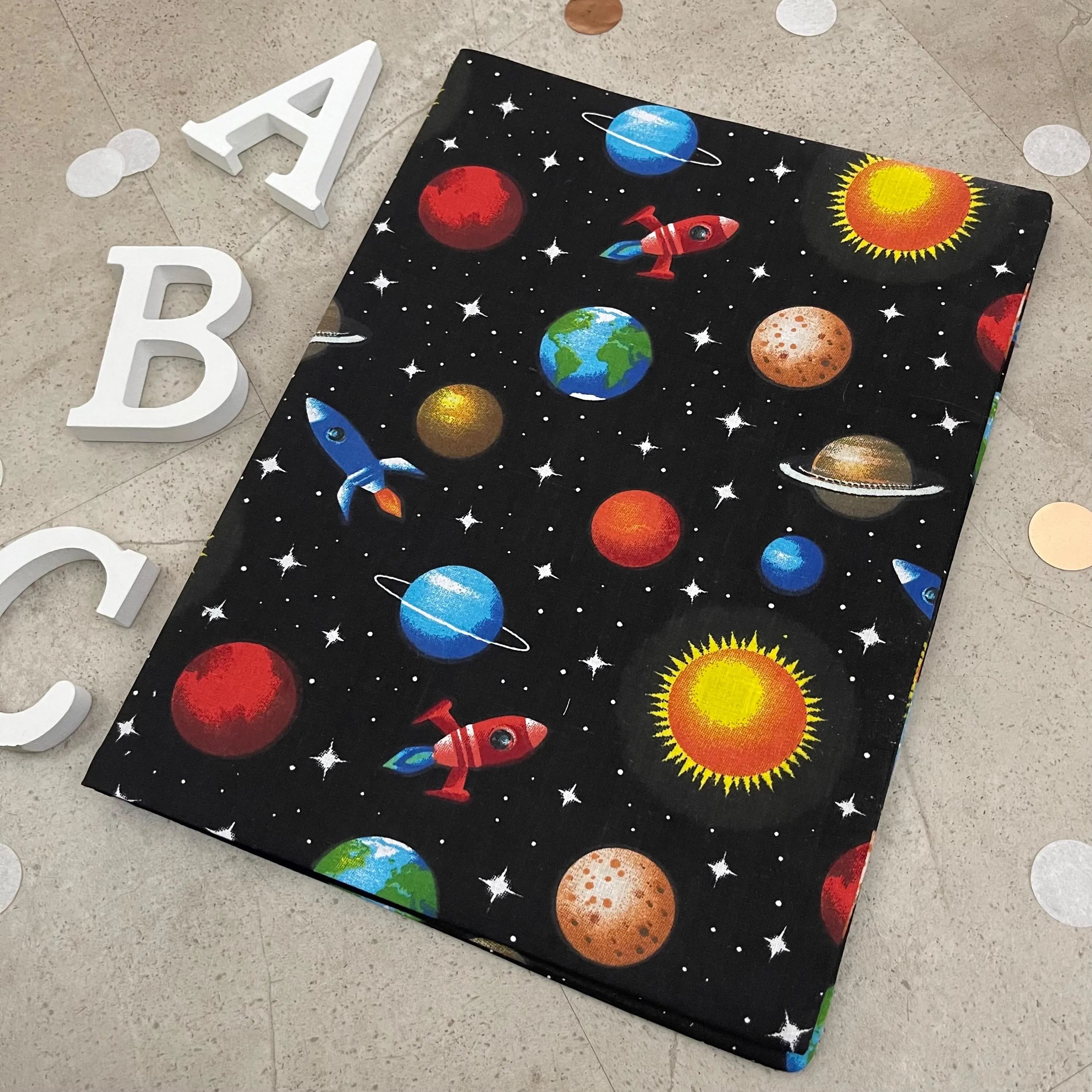 Handgefertigte Zeugnishülle aus Stoff – personalisiert & bestickt, perfektes Geschenk für Schüler - Weltraum Schwarz