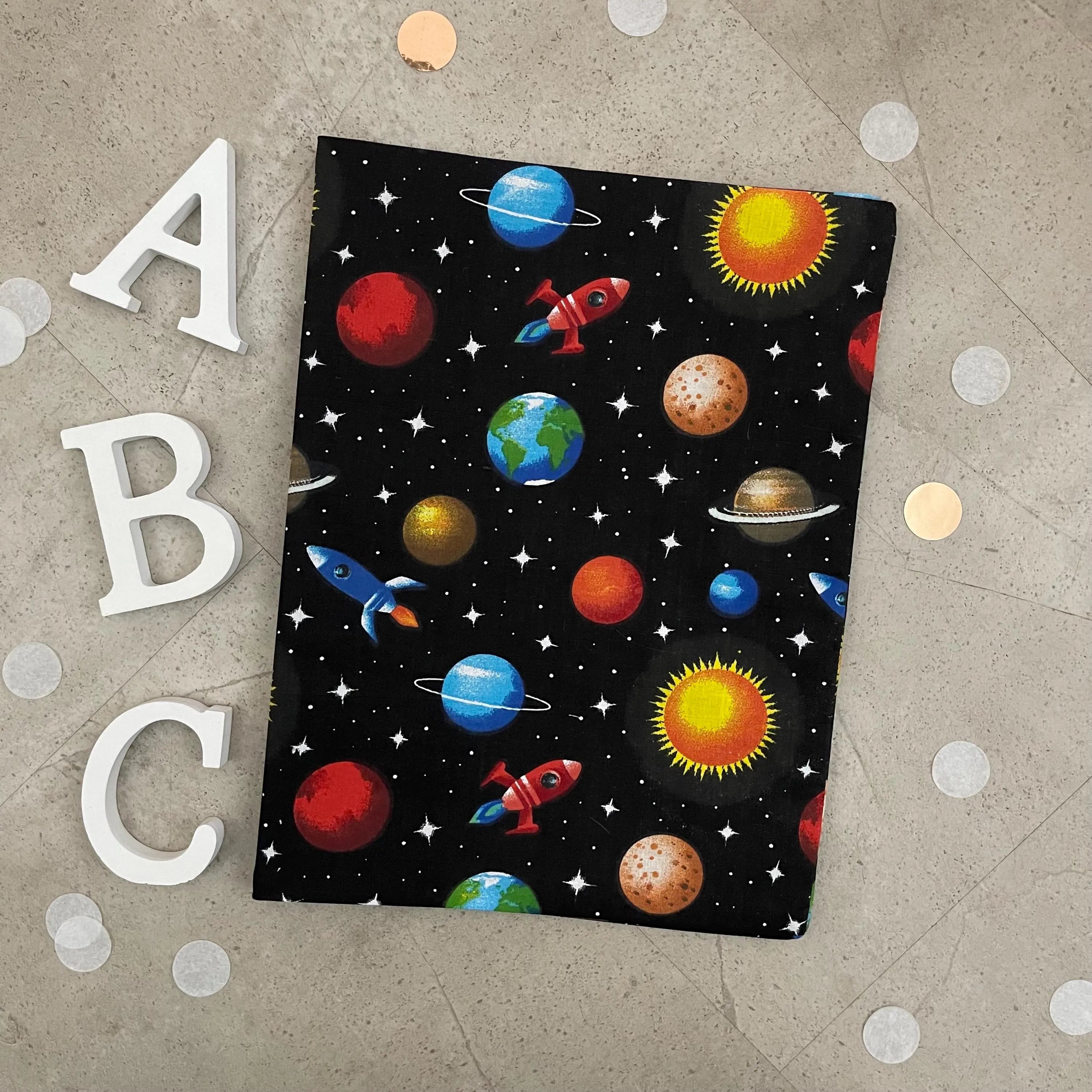 Handgefertigte Zeugnishülle aus Stoff – personalisiert & bestickt, perfektes Geschenk für Schüler - Weltraum Schwarz