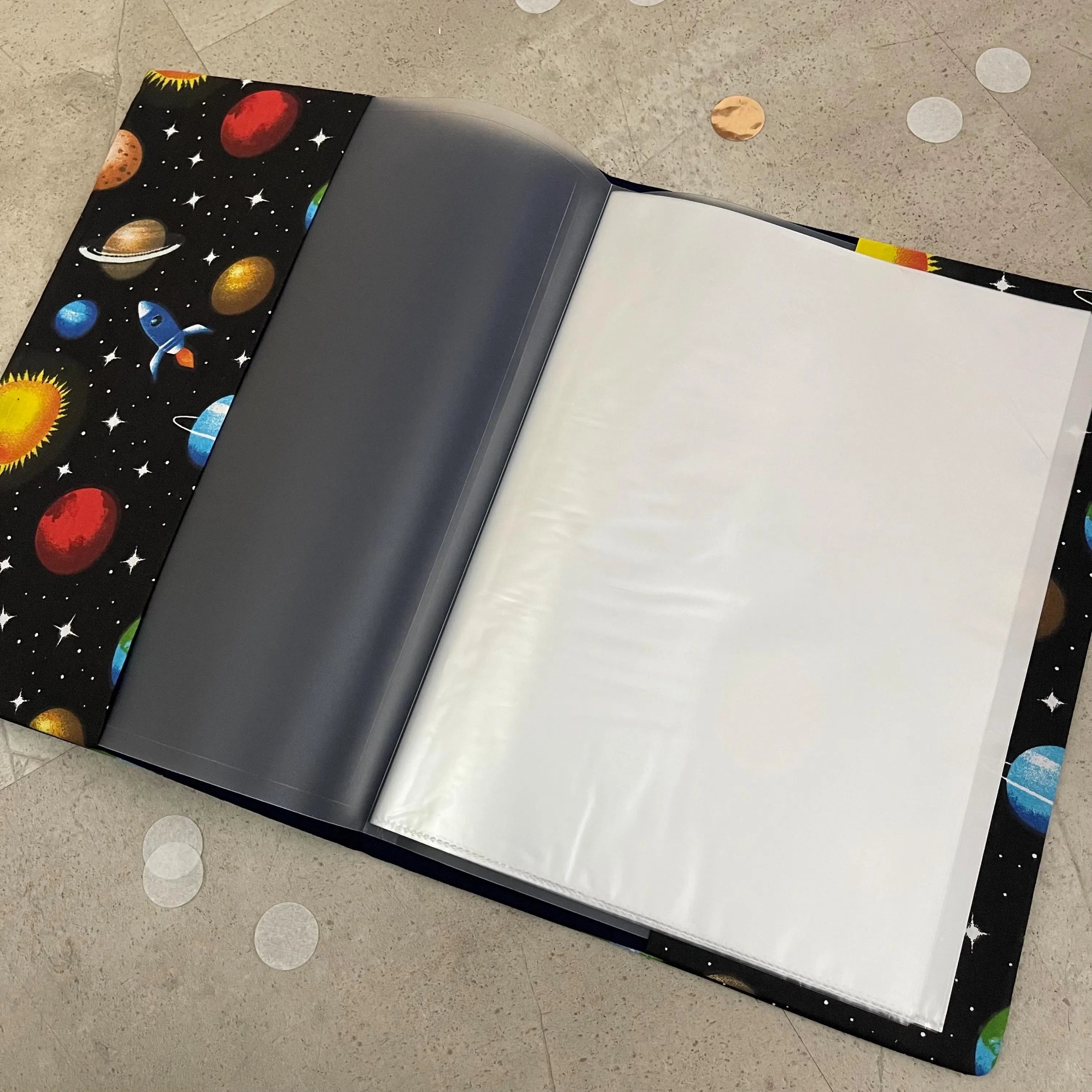 Handgefertigte Zeugnishülle aus Stoff – personalisiert & bestickt, perfektes Geschenk für Schüler - Weltraum Schwarz