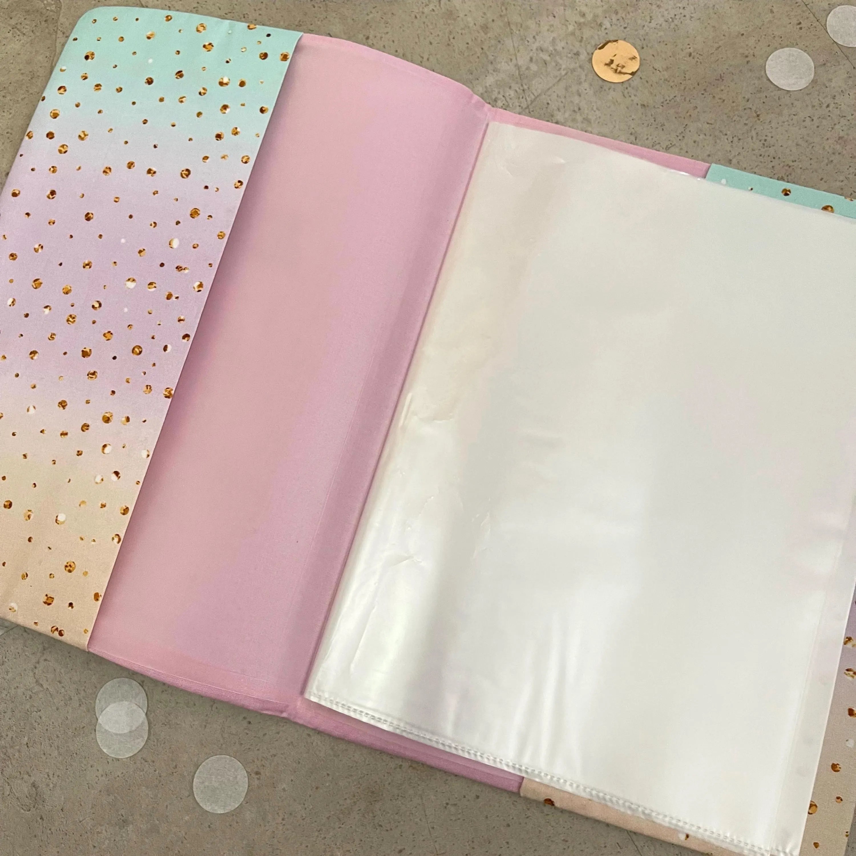 Handgefertigte Zeugnishülle aus Stoff – personalisiert & bestickt, perfektes Geschenk für Schüler - Regenbogen