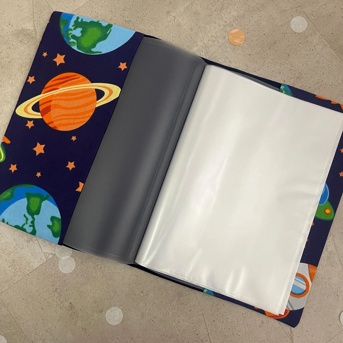 Handgefertigte Zeugnishülle aus Stoff – personalisiert & bedruckt, perfektes Geschenk für Schüler - Weltraum Blau