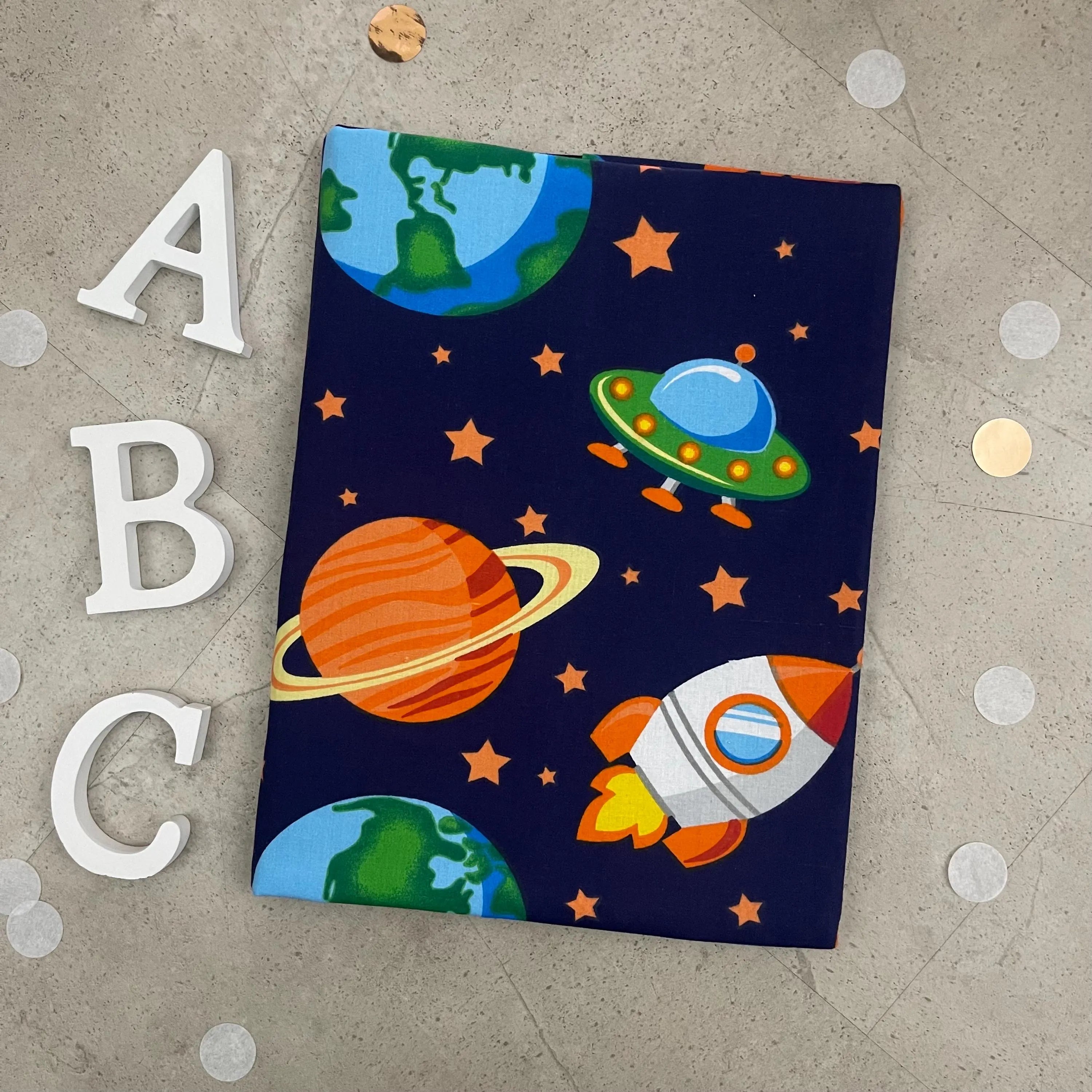 Handgefertigte Zeugnishülle aus Stoff – personalisiert & bestickt, perfektes Geschenk für Schüler - Weltraum Blau