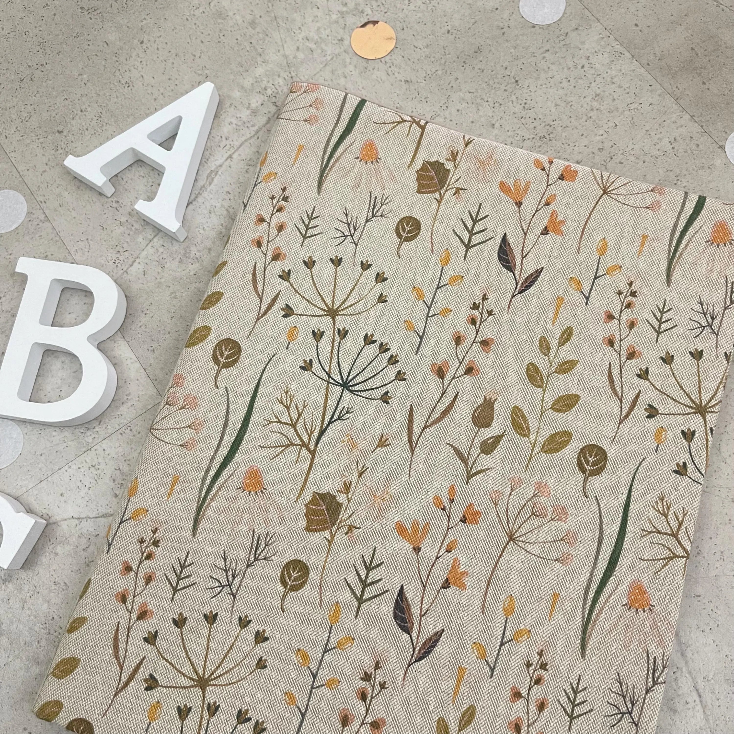 Handgefertigte Zeugnishülle aus Stoff – personalisiert & bestickt, perfektes Geschenk für Schüler - Blumen Natur