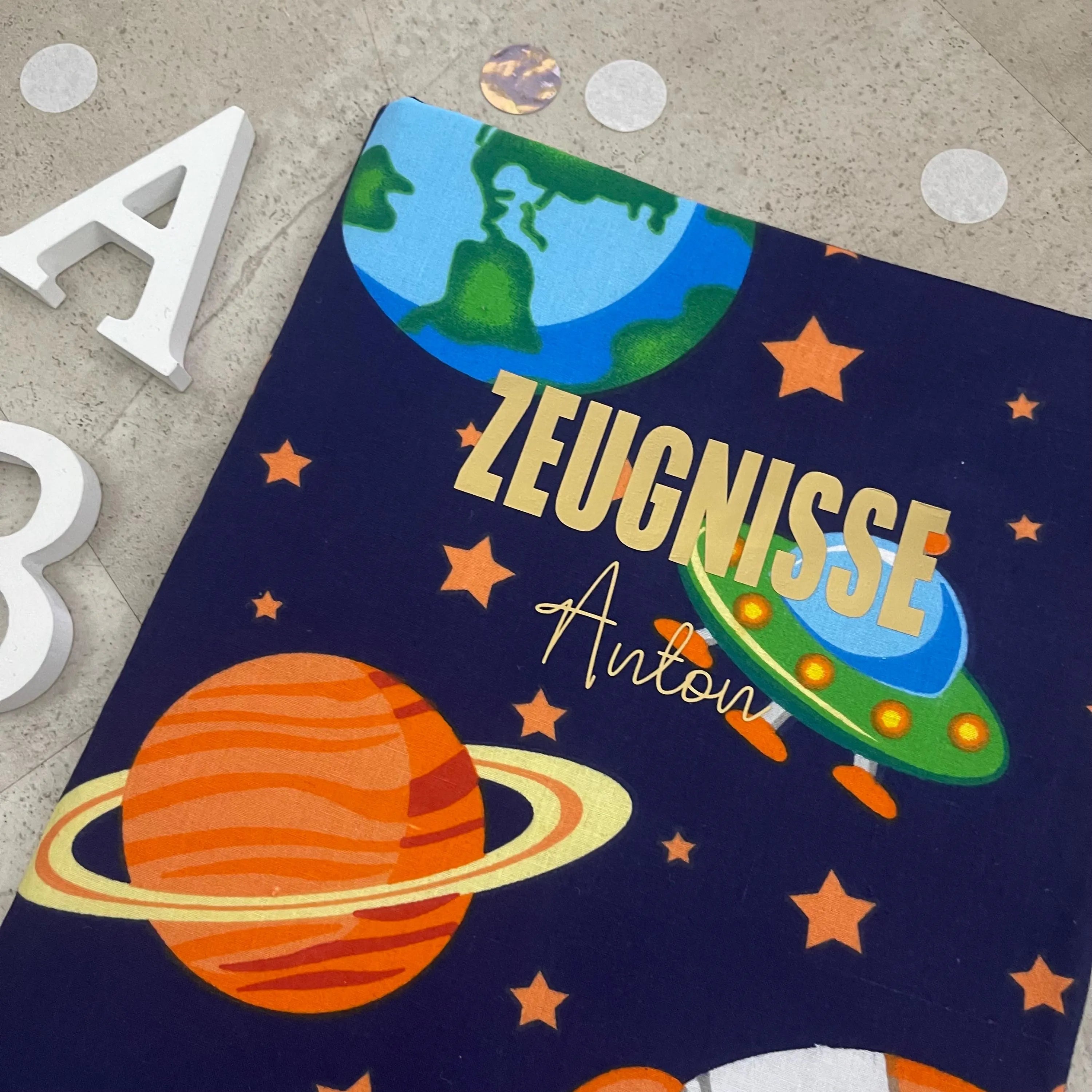 Handgefertigte Zeugnishülle aus Stoff – personalisiert & bedruckt, perfektes Geschenk für Schüler - Weltraum Blau