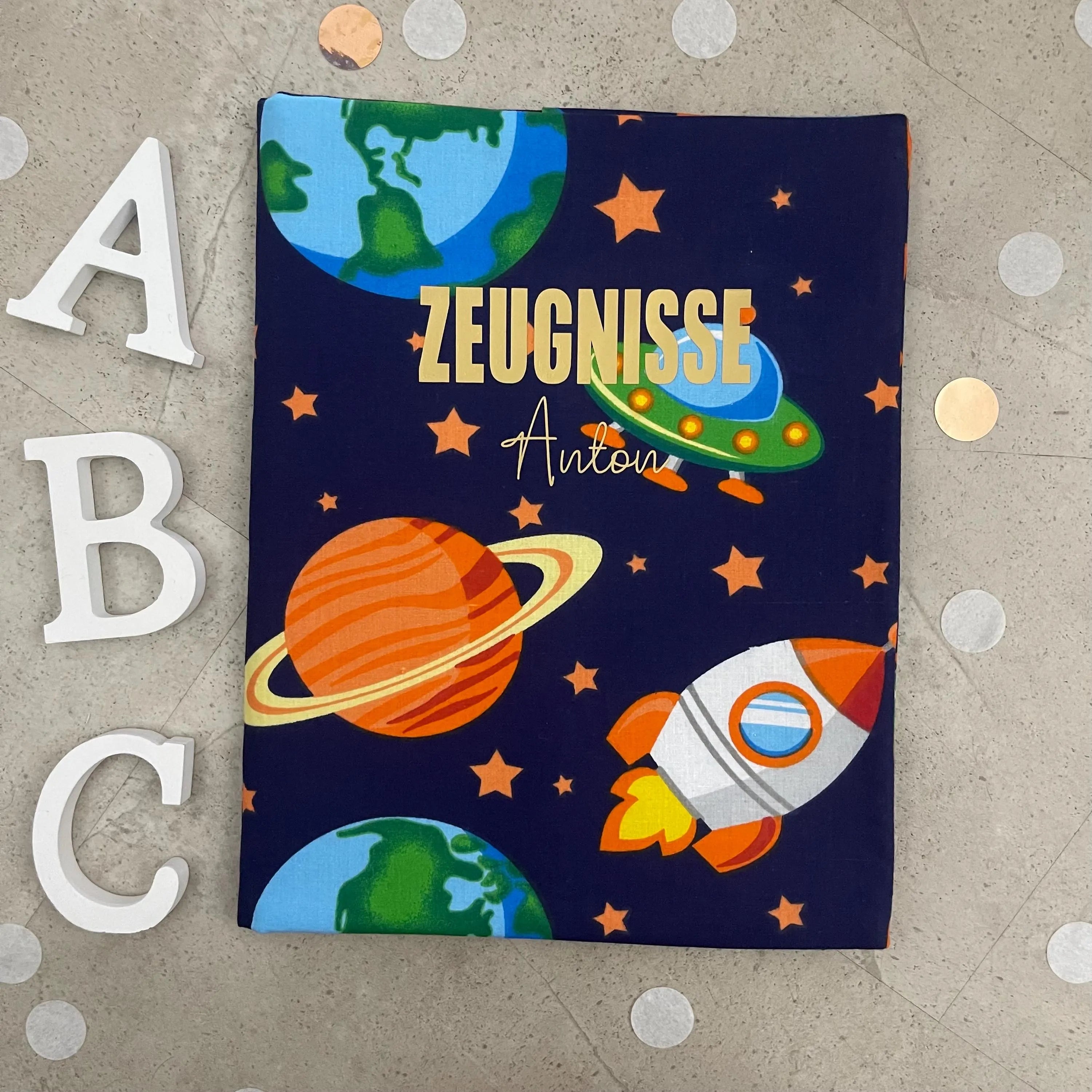 Handgefertigte Zeugnishülle aus Stoff – personalisiert & bedruckt, perfektes Geschenk für Schüler - Weltraum Blau