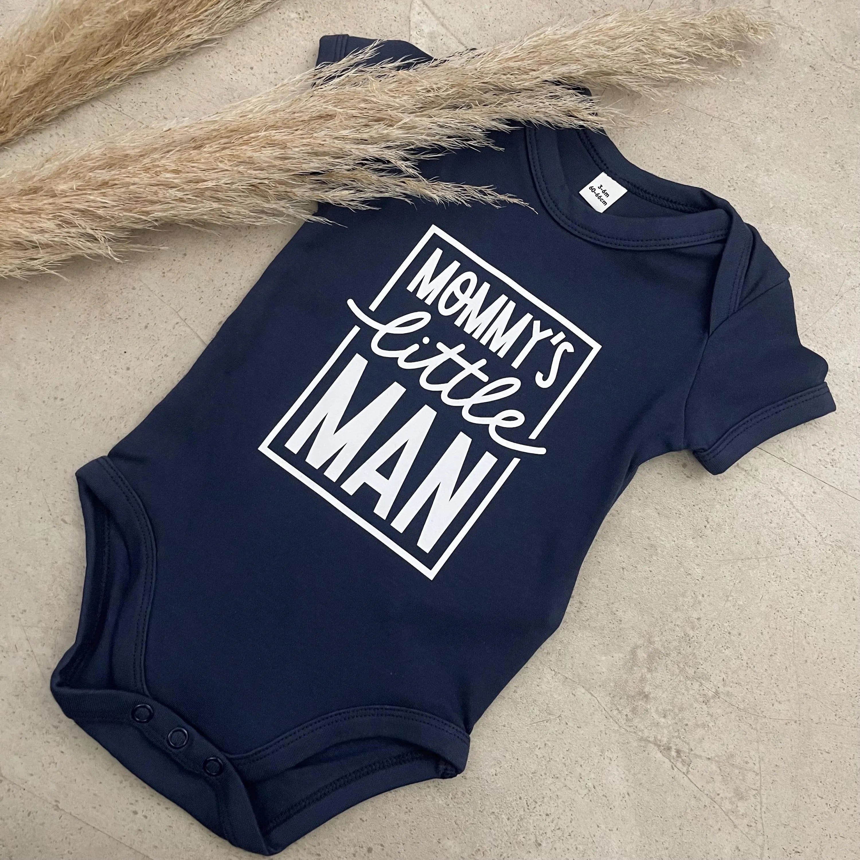 Babybody kurzarm - Mommy’s little Man | Schwangerschaft | Baby | Geburt | Babygeschenk | Geburtsgeschenk | Newborn