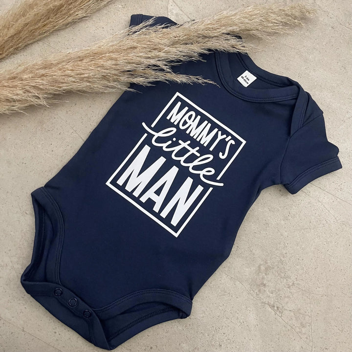 Babybody kurzarm - Mommy’s little Man | Schwangerschaft | Baby | Geburt | Babygeschenk | Geburtsgeschenk | Newborn