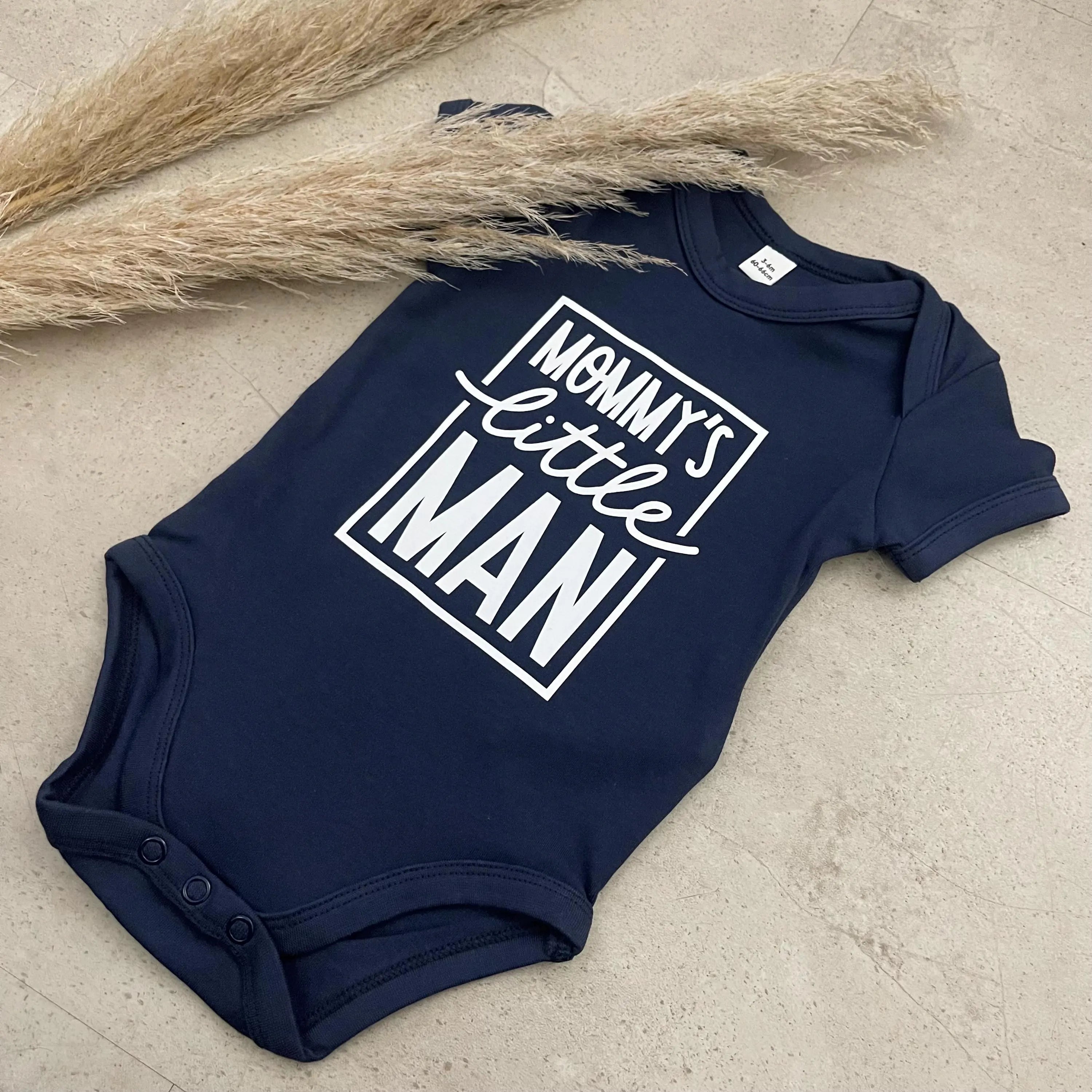 Babybody kurzarm - Mommy’s little Man | Schwangerschaft | Baby | Geburt | Babygeschenk | Geburtsgeschenk | Newborn