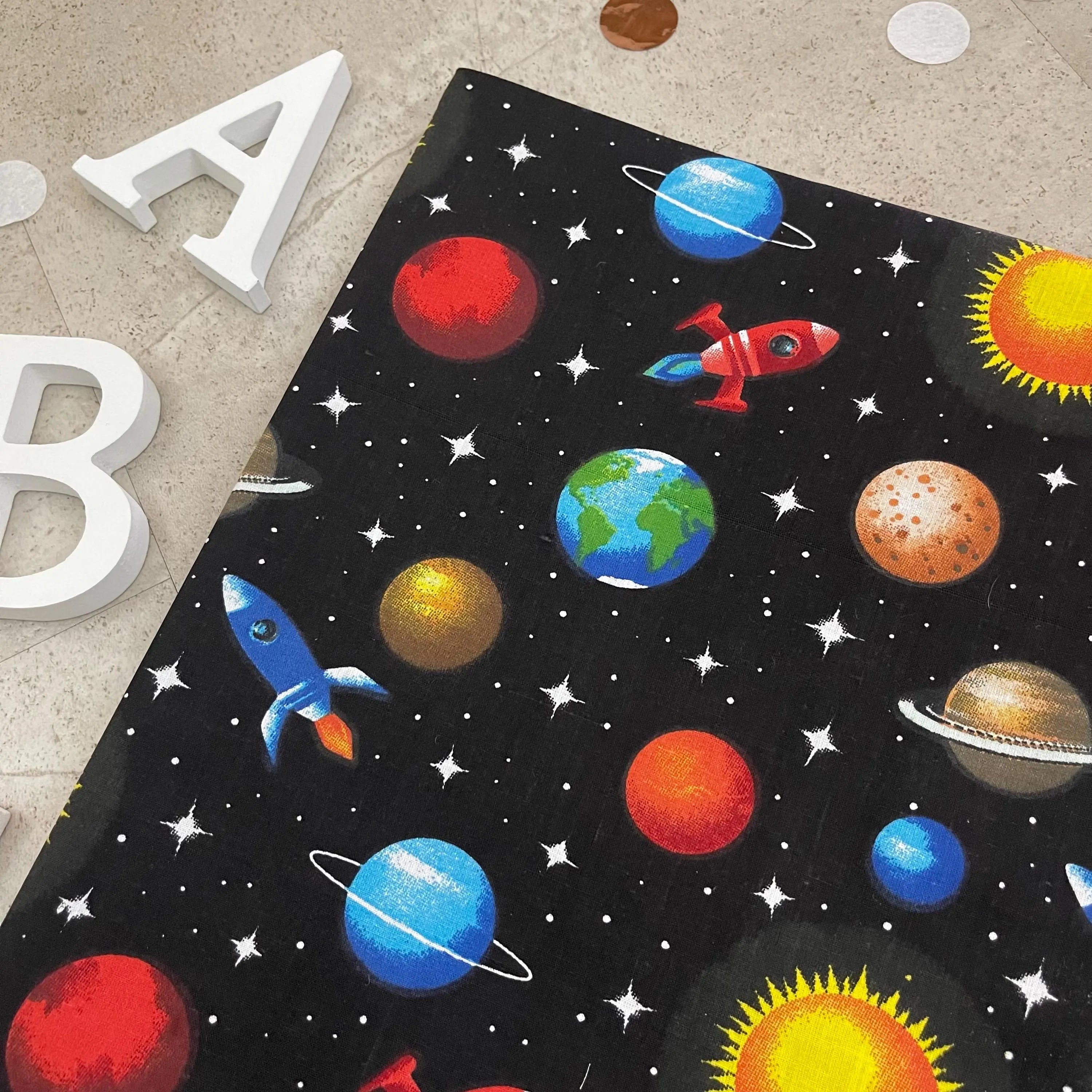 Handgefertigte Zeugnishülle aus Stoff – personalisiert & bestickt, perfektes Geschenk für Schüler - Weltraum Schwarz