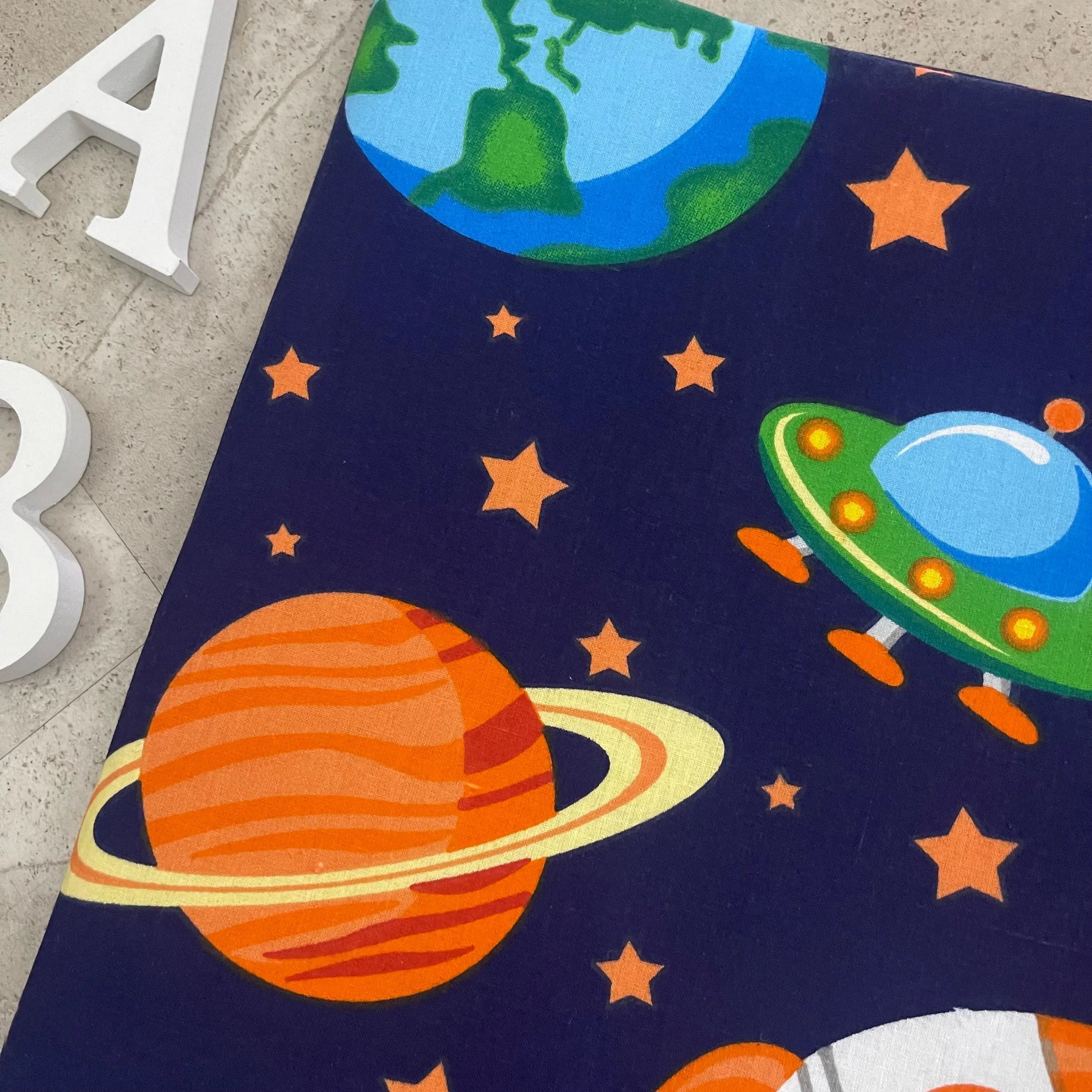 Handgefertigte Zeugnishülle aus Stoff – personalisiert & bestickt, perfektes Geschenk für Schüler - Weltraum Blau