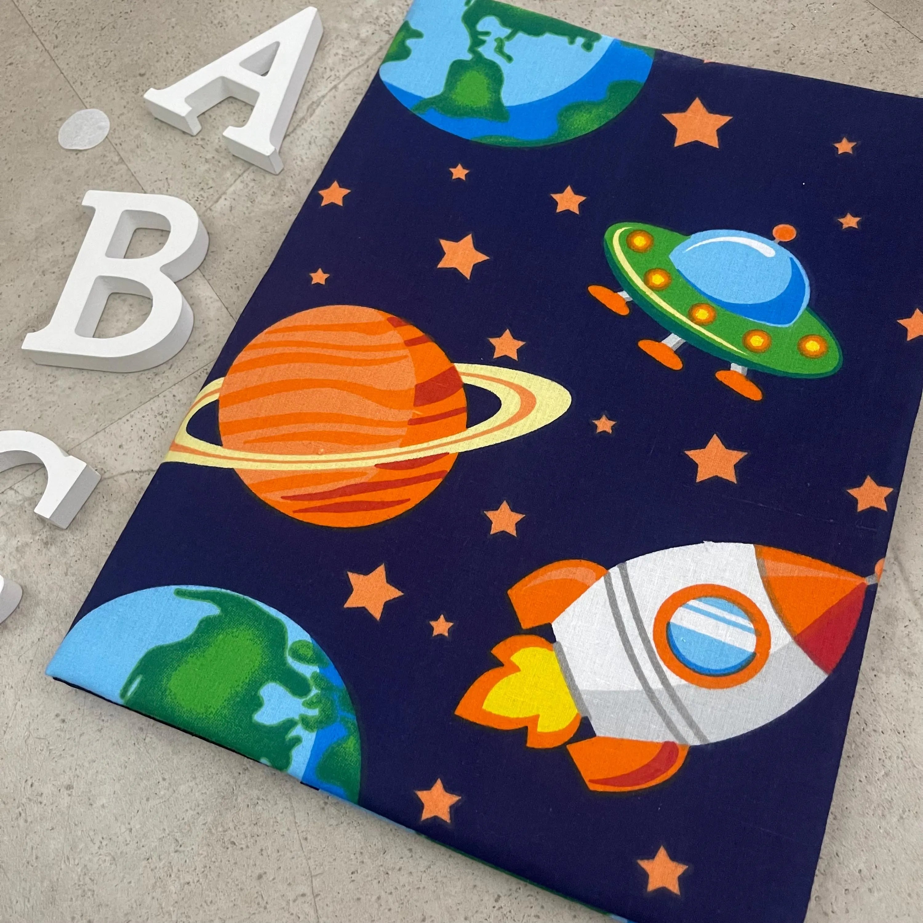 Handgefertigte Zeugnishülle aus Stoff – personalisiert & bestickt, perfektes Geschenk für Schüler - Weltraum Blau