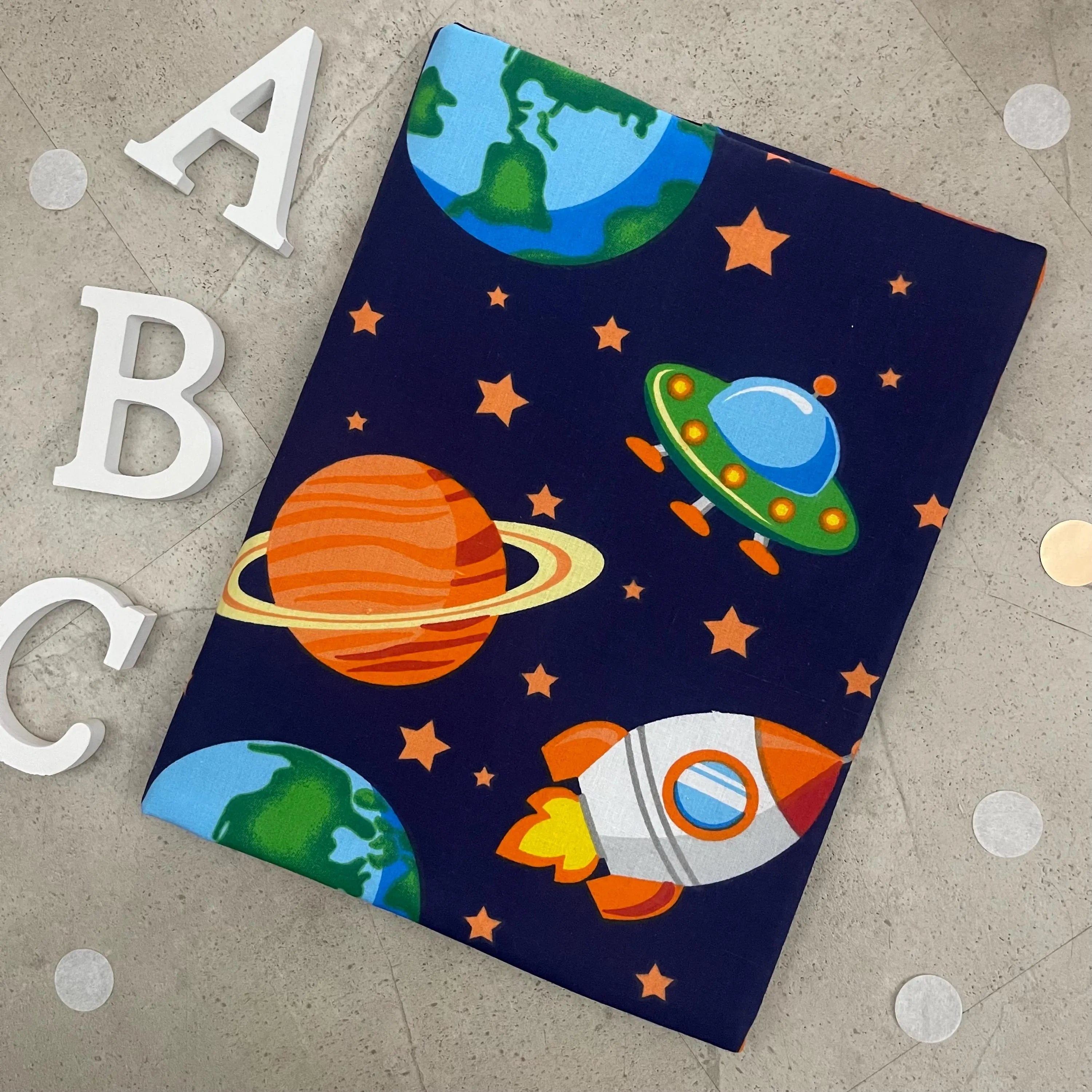 Handgefertigte Zeugnishülle aus Stoff – personalisiert & bestickt, perfektes Geschenk für Schüler - Weltraum Blau