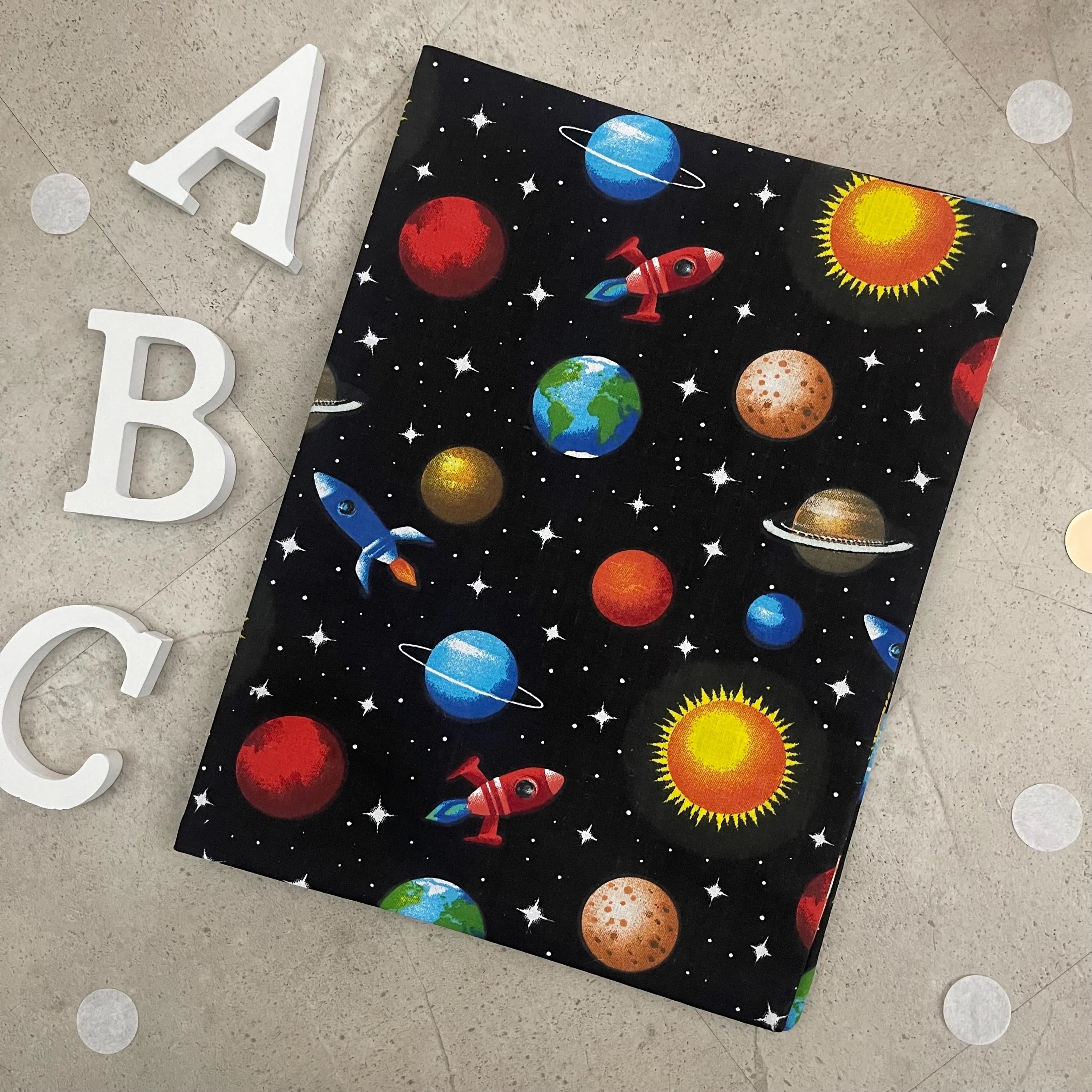 Handgefertigte Zeugnishülle aus Stoff – personalisiert & bestickt, perfektes Geschenk für Schüler - Weltraum Schwarz