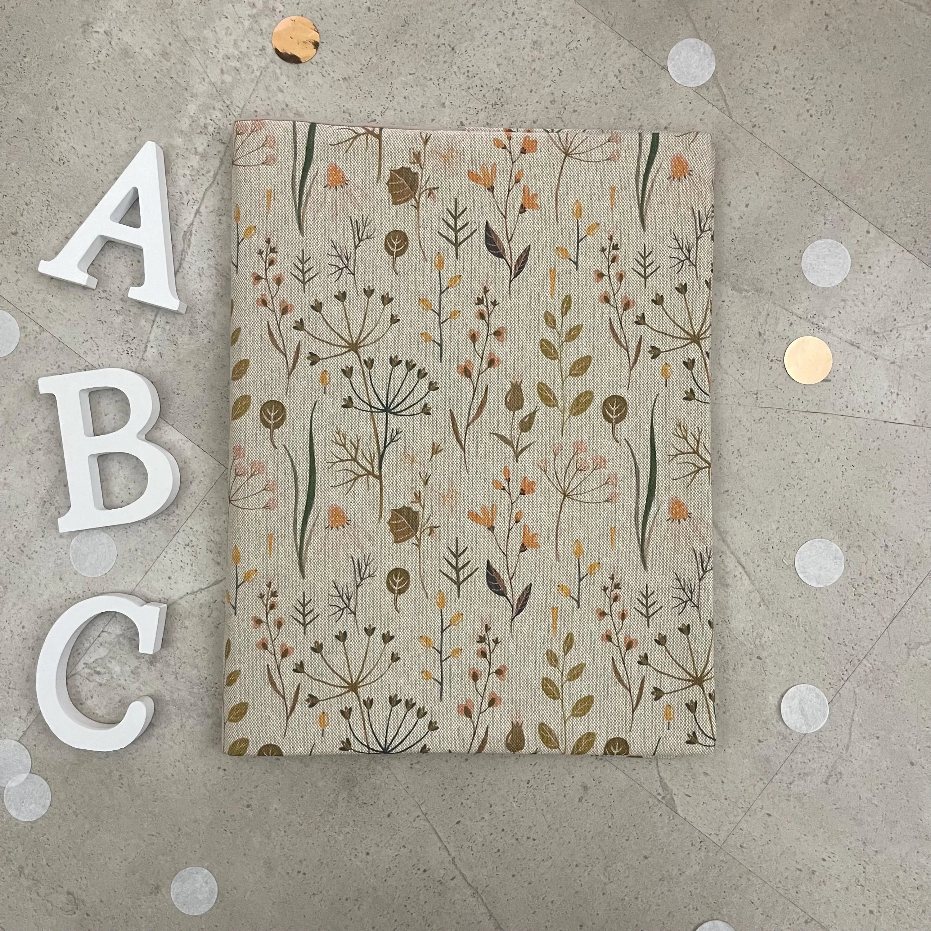 Handgefertigte Zeugnishülle aus Stoff – personalisiert & bestickt, perfektes Geschenk für Schüler - Blumen Natur