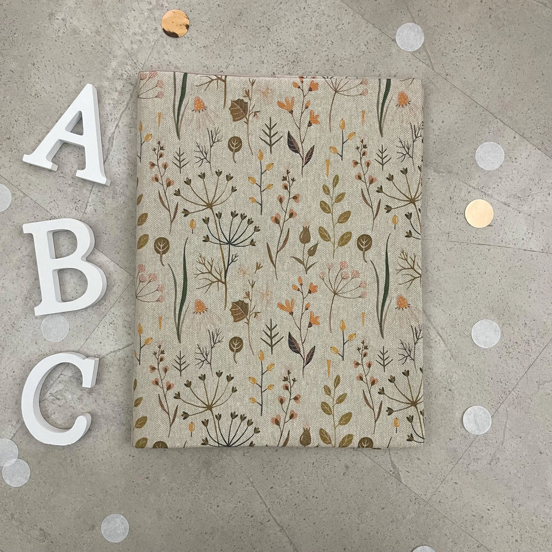 Handgefertigte Zeugnishülle aus Stoff – personalisiert & bestickt, perfektes Geschenk für Schüler - Blumen Natur