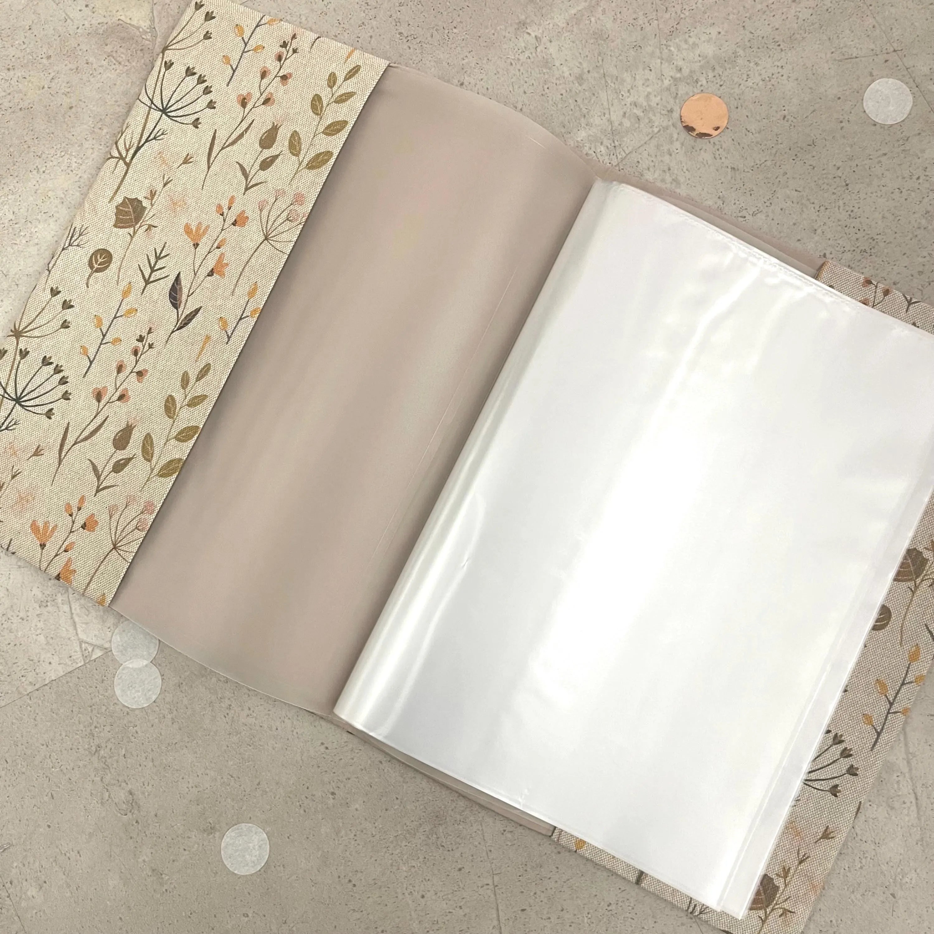 Handgefertigte Zeugnishülle aus Stoff – personalisiert & bestickt, perfektes Geschenk für Schüler - Blumen Natur