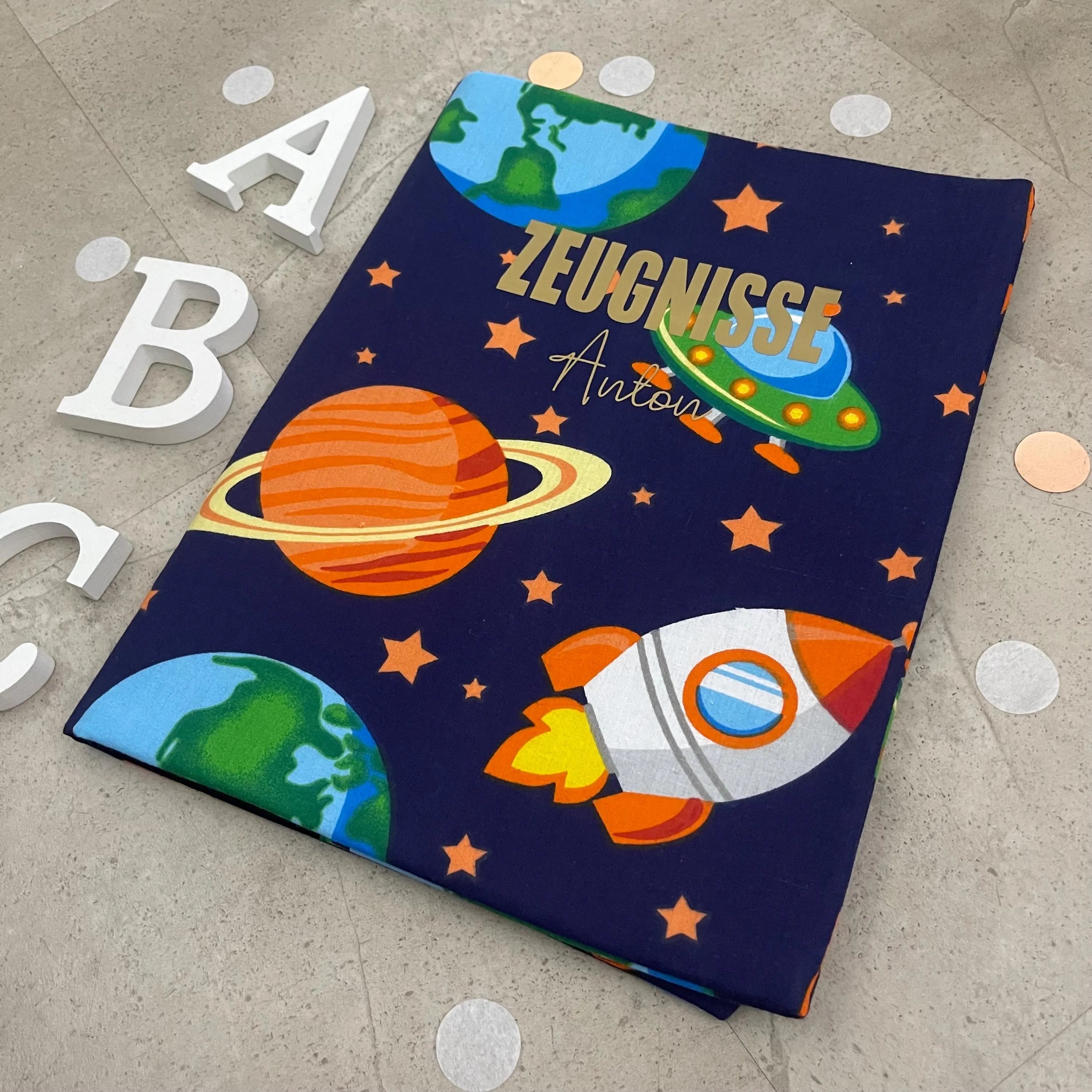 Handgefertigte Zeugnishülle aus Stoff – personalisiert & bedruckt, perfektes Geschenk für Schüler - Weltraum Blau