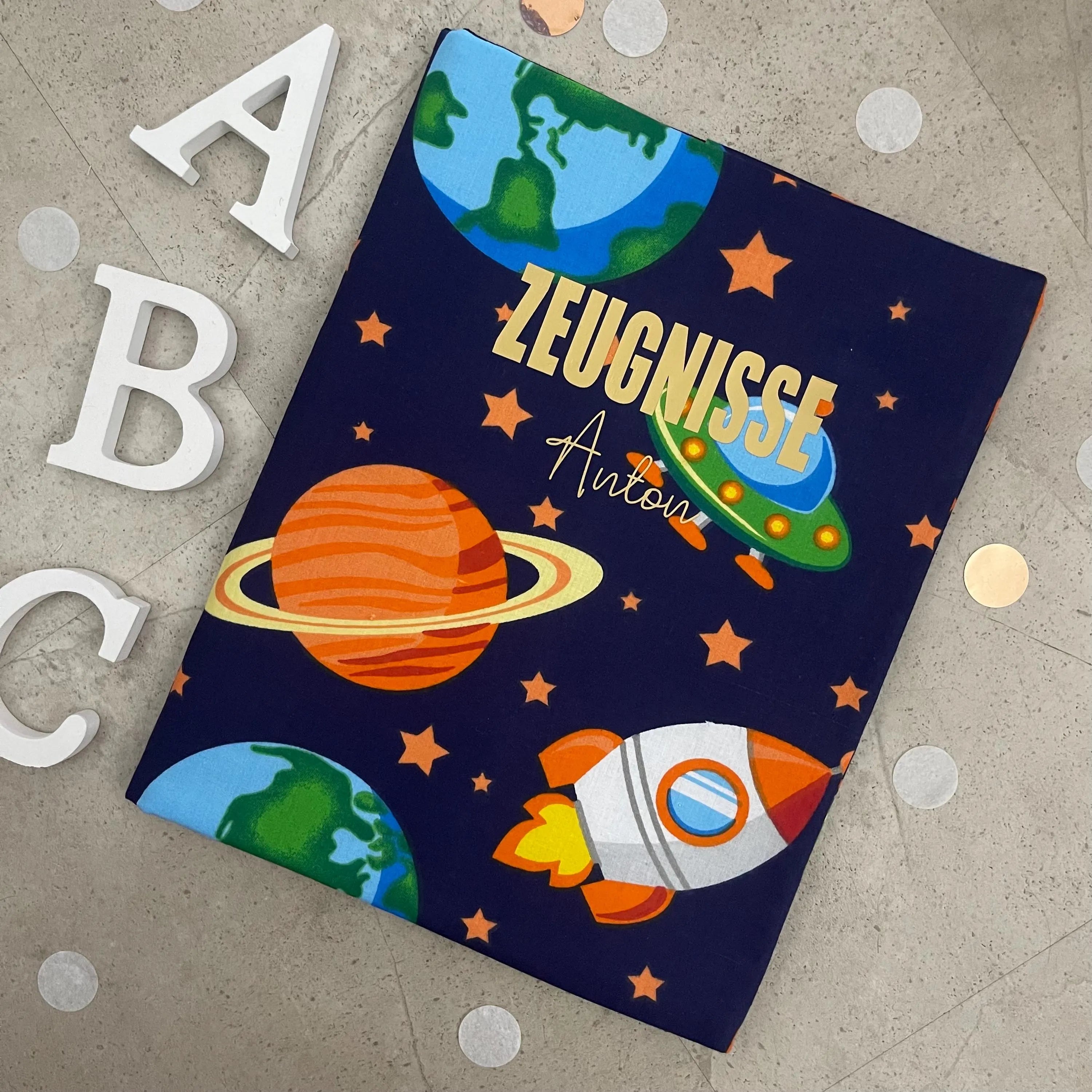 Handgefertigte Zeugnishülle aus Stoff – personalisiert & bedruckt, perfektes Geschenk für Schüler - Weltraum Blau